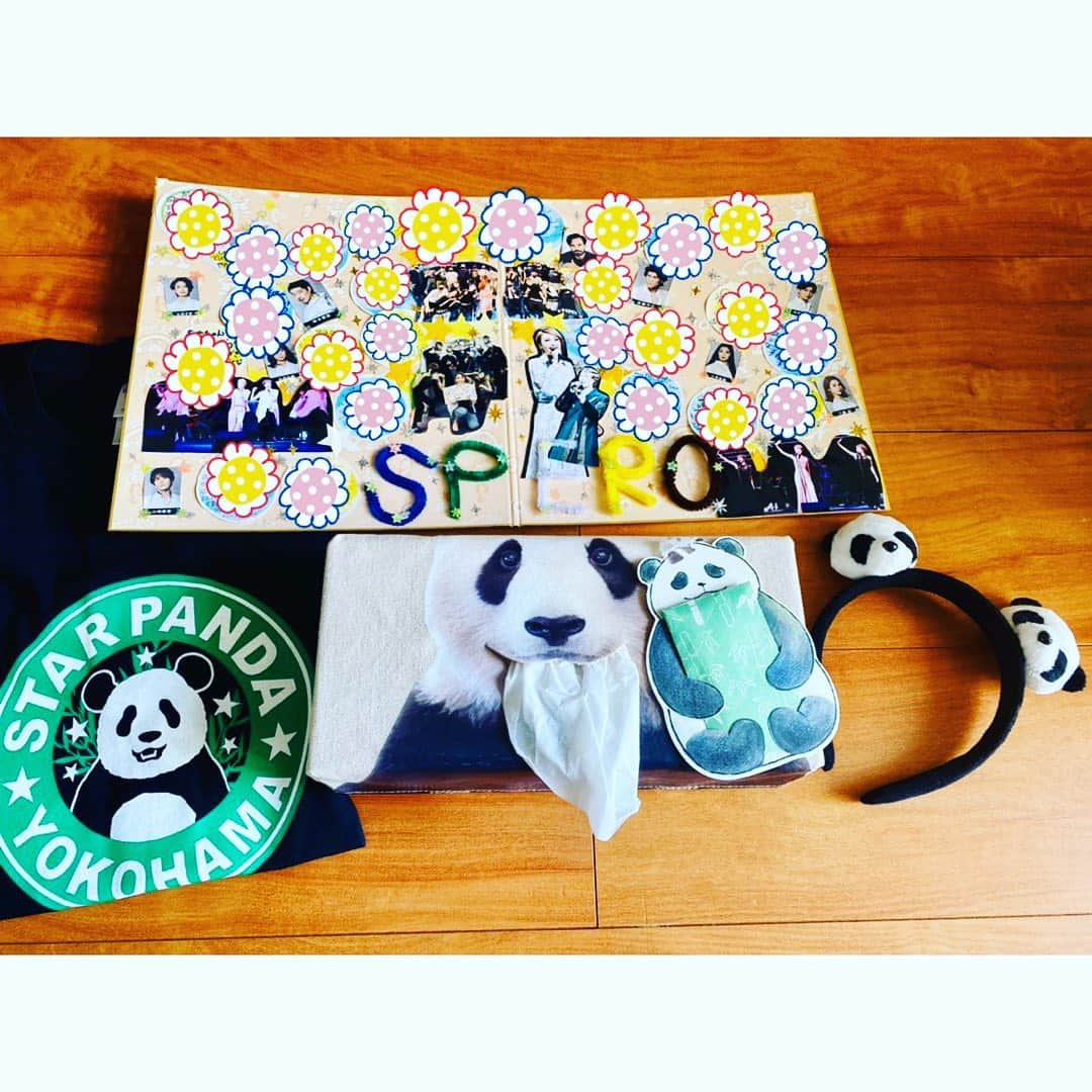 望海風斗さんのインスタグラム写真 - (望海風斗Instagram)「🐼 #SPERO 絶賛#スペロス #思い出がいっぱい ⁡ パンダグッズが増えました🐼 Tシャツとシュールなティッシュカバーは可愛いメンズ達、ムラムラと感音くん（#村井成仁 #山﨑感音 ）からのプレゼント🎁 カチューシャは制作さんから✨ ぴっかり（#工藤彩 ）が初日にサプライズで作ってくれた色紙は、ゲストの方の分も付け足してくれて完成✨😭 ⁡ この子達をソファーから眺めてニタニタしているだけで時間が過ぎていきます… ⁡ ⁡#メッセージ #パンダ #ありがとう #望海風斗」10月7日 10時15分 - nozomifuto_official