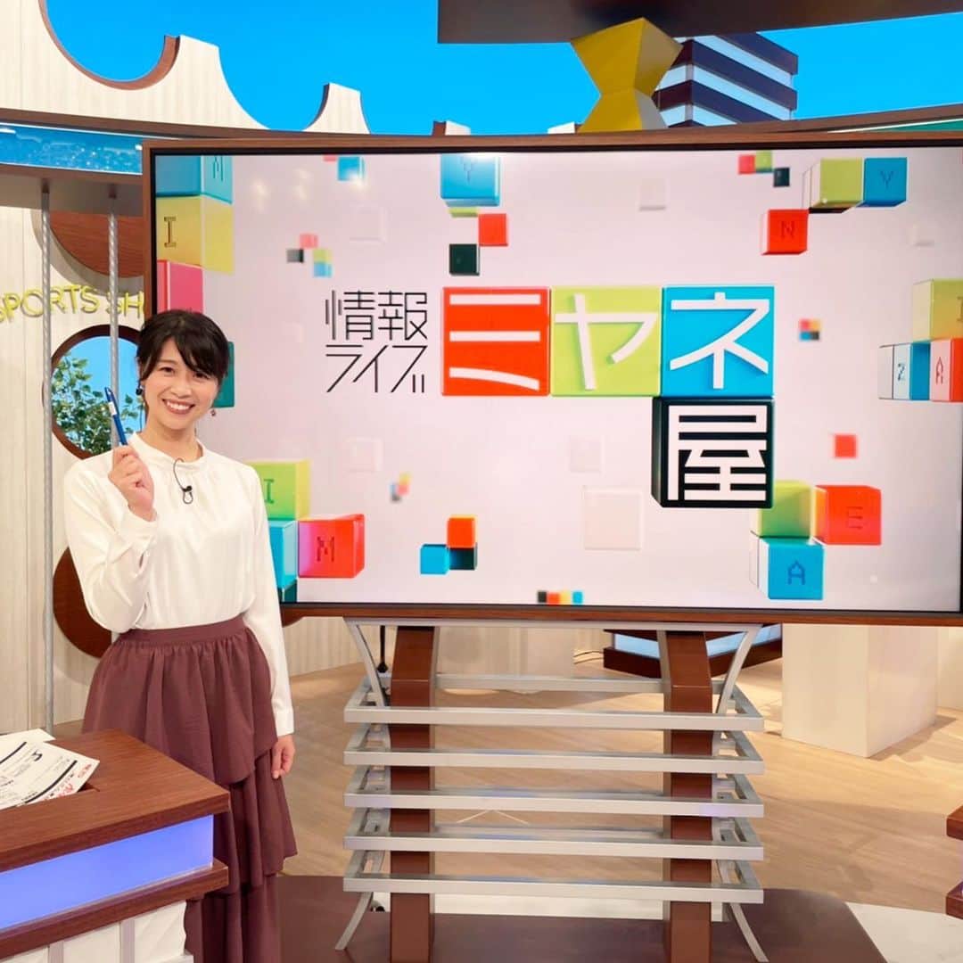 虎谷温子のインスタグラム：「昨日は、ミヤネ屋の代打をさせていただきました！本番前の衣装着用記録写真を撮るときに、気を利かせてスタイリストさんが記念に撮ってくれたものです😊 本番中のお水を用意していただいたのですが、とても可愛かったので思わず撮ってしまいました…！！(2枚目)  今日は佐藤アナ　@kana_sato_ytv 、明日は林アナ　@maohayashi_ytv  の担当です！」