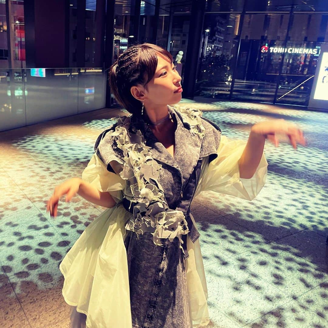 増田有華さんのインスタグラム写真 - (増田有華Instagram)「＊  いい感じの階段といい感じの照明があったのでせっかくなので舞いました（？）  芸術的に舞ったつもりだったけど あれ？🤗  ・ ・ ・ #オフショット」10月7日 16時15分 - masuyuka_official
