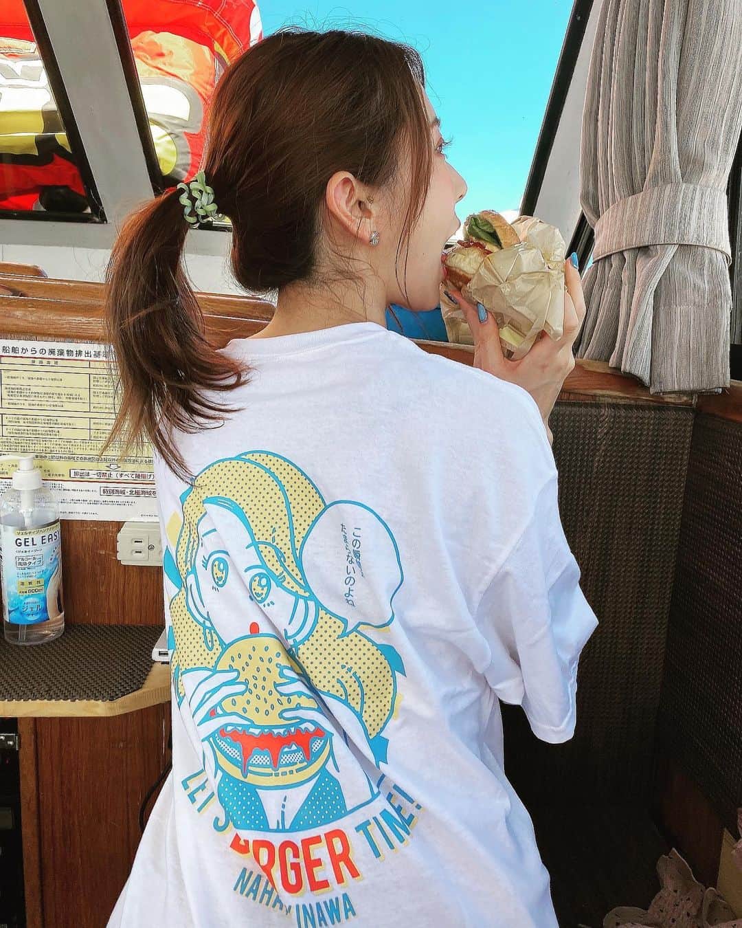 波多野結衣さんのインスタグラム写真 - (波多野結衣Instagram)「BURGER TIME(@burgertime_naha )さんのオリジナルTシャツとハンバーガー🍔  ボリューミーでガッツリ食べれるからお腹も満足！美味しかった★  ハンバーガーのメニューも色々あったので他も気になります…🍔 . . #burgertime  #ハンバーガー  #delicious #美味しい  #big #ガッツリ  #ボリューミー  #波多野結衣  #波多野结衣」10月7日 11時05分 - hatachan524