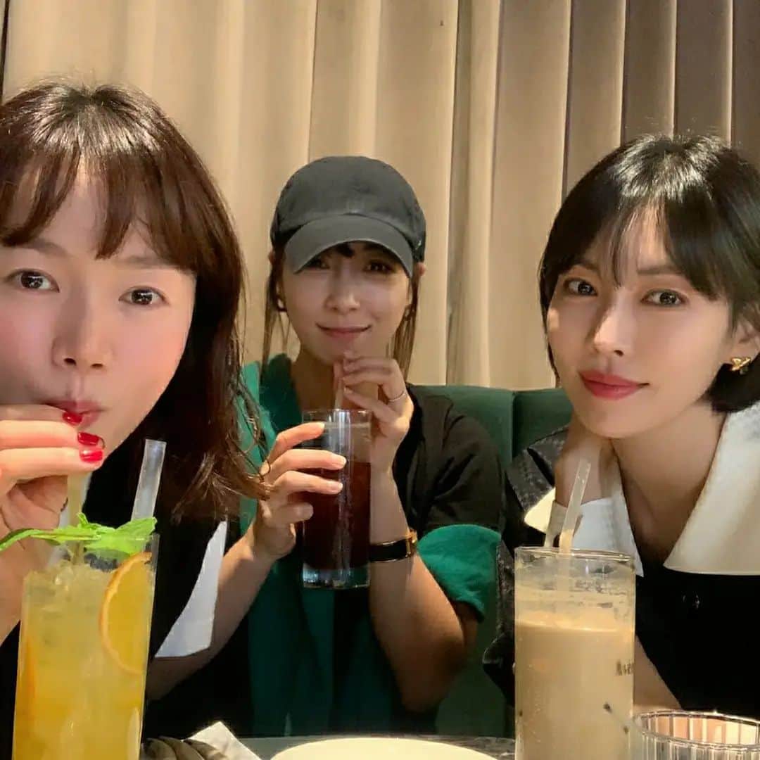 キム・ソヨンのインスタグラム：「셋이 만난게 2년만이라니^^*🍀🌷🌼」