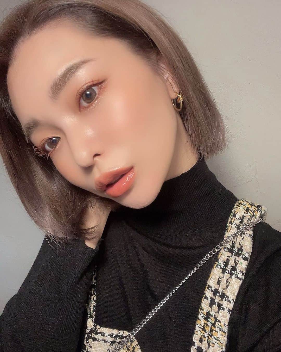 Hitomiのインスタグラム：「❤︎ ぐんもーにん☀️ 髪の毛染めたんだけどちょーお気に入り❤️ 会った人すぐ髪色褒められる🌻 髪の毛いい感じだとその日のテンション違うよね〜☺️  さて、今日もるんるんで頑張ってきます🌿  #17live #イチナナ　#17ライバー　#live #ライブ配信 #live配信#model #モデル　#fashion #ファッション　#ワンピース　#onepiece」