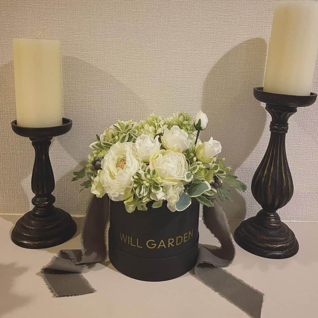 畑野ひろ子のインスタグラム：「@willgarden_official  アーティフィシャルフラワーbox🖤 1番人気の白×グリーン。  #flowers #life #lifestyle #arrangement #boxarrangement #gift #willgarden #サスティナブル」