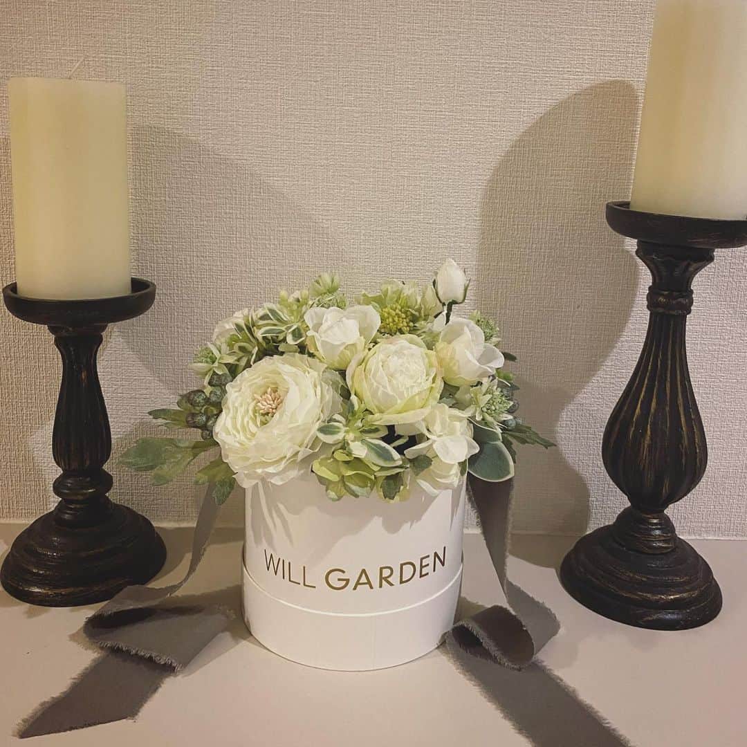 畑野ひろ子のインスタグラム：「@willgarden_official  アーティフィシャルフラワーbox🖤 1番人気の白×グリーン。  #flowers #life #lifestyle #arrangement #boxarrangement #gift #willgarden #サスティナブル」