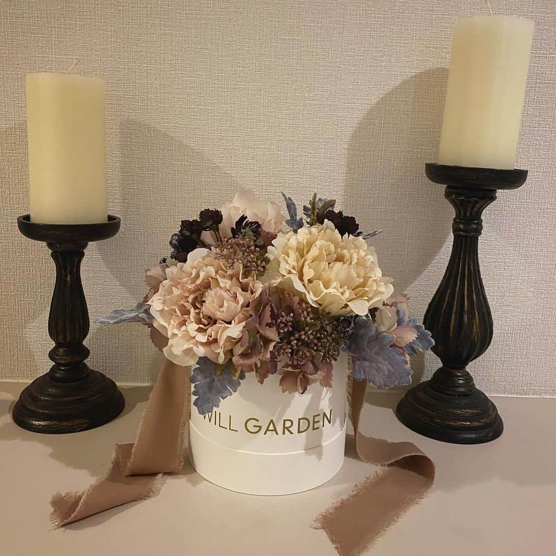 畑野ひろ子のインスタグラム：「@willgarden_official  アーティフィシャルフラワーbox🖤 アンティークピンクベージュのアレンジ  #flowers #life #lifestyle #arrangement #boxarrangement #gift #willgarden #サスティナブル」