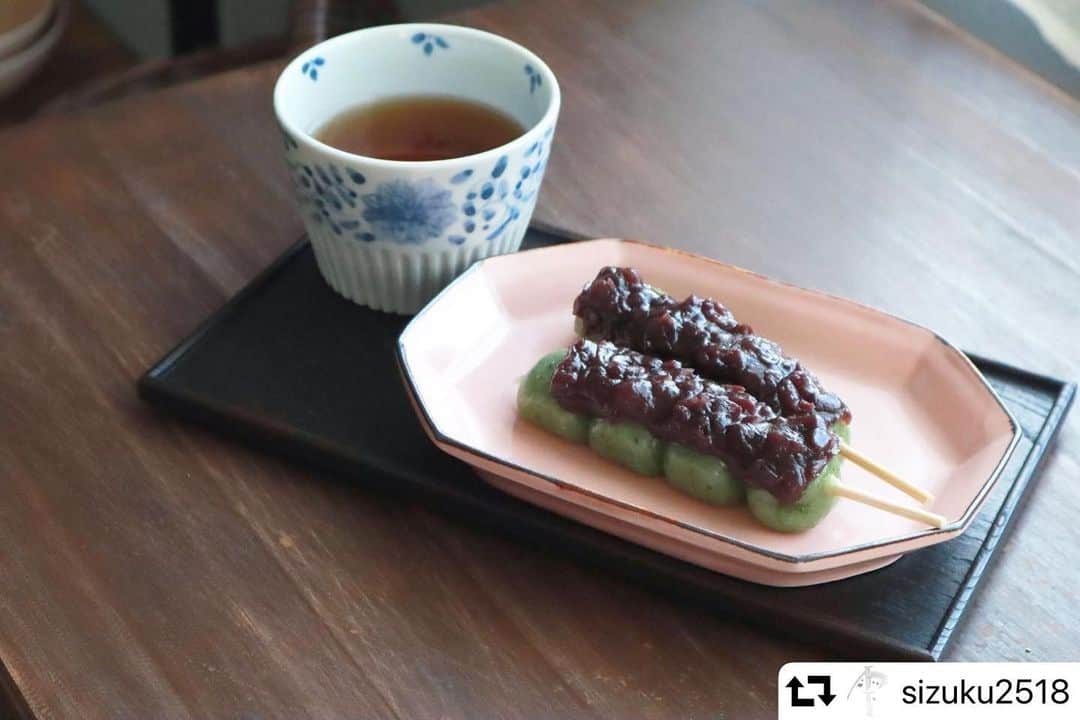 阿部春弥のインスタグラム：「・ 予約が始まっています。 よろしくお願いいたします。 ・  #repost @sizuku2518 ・・・ まもなく、午前11時より阿部春弥個展のご予約開始です。  阿部さんが初日の16日に在店してくれることになりました。 制作秘話をお聞きしたり、器選びのお見立てなど、どうぞ個展ならではの楽しみ方をされてくださいね。  下記を必ずご確認ください。 ＿＿＿＿＿＿＿＿＿＿＿＿＿＿  10月16日から始まる 「阿部春弥個展」の 初日と2日目のご予約方法  10月16日（土）終日と、17日（日）13時までについては、下記の注意事項をご確認の上、こちらの予約申込フォームからご予約をお願いします。  https://sizuku.ocnk.net/form/oubo_2021_10 （時間になりましたらプロフィールのURLをリンクいたします）  ご予約受付開始は、 10月7日　11:00〜10月10日　9:00  直接メールやお電話、SNSのメッセージ、店頭では、ご予約をお受けしていないのでご注意ください。  初日は、11時〜17時の間、45分に4名ずつの入店ご予約をお受けいたします。 （時間帯入れ替わりごとに、15分の換気と消毒を行います） 二日目は、11時〜13時まで予約制です。  ご予約はお一人につき1回のみでお願いします。  また、ご来店は予約したご本人さまのみのご入店となります。お連れ様がいらっしゃる場合は、個別にお申し込みください。  ご希望の日を選択されますと、こちらで入店時刻を記載した確定メールを返信します。 ご来店希望の日は、任意で第二希望をお受けします。  入店時間のご希望は承れません。 ご都合の悪い時間帯がありましたら、「不都合な時間帯のみ」を備考欄にご記入ください。 （例）16日　15時まで　× 　　　17日　12時以降　× 申し込み受付順に予約枠を埋めていくので、すでにご希望時間が埋まってしまった場合はご予約をお受けできない場合があることをご了承ください。  ご予約希望の方が設定人数を上回った場合は抽選となります。  ご予約をお受けできなかった方にも、その旨メール返信いたします。  2日目の13時以降はご予約なしですので、直接お店にお越しください。 もし2日目の13時に5名以上お待ちの場合は、入店順を決めるクジを引いていただきます。 店内人数は4名とさせていただきます。  ご予約ページではご希望日の他に、 お名前、電話番号、メールアドレス、ご住所を入力していただきます。 ご来店時には、お名前とご住所の分かる身分証明書をご持参ください。 確認させていただく場合がございます。  全て入力して送信していただくと、自動返信メールが届きますが、ご予約日時の確定は、その後にお送りする確定メールにてお知らせ致します。  返信用メールアドレスの間違いにご注意ください。　  パソコンからのメールをブロックされている方は解除してください。  携帯電話のメールアドレスからのお申込みは、当店からの返信を受信できるように設定してください。  転売目的の方はご遠慮ください。  ご来店に関して、 マスク着用、手指のアルコール消毒、使い捨てスリッパへの履き替え、検温 にご協力ください。  三方向の窓を常時、開放して営業いたします。 当日、体調が良くない方は、くれぐれもご無理なさらないでください。 ⚠️キャンセルの場合は、必ずご連絡ください。 ⚠️日本国外からのお申し込みは、対象外とさせていただきます。  ◆一部の作品は数量制限する場合があります。 ◆会期中のお取置きはお受けしていません。 ◆会期中のギフト包装、発送はお受けしていません。 ◆店内でのケータイ、カメラ、通信機器はご利用の自粛をお願いいたします。 ◆営業時間中の在庫のお問い合わせにはお答えしかねる場合があります。  お手数をおかけしますが、お問い合わせなどはwebshopの「お問い合わせ」からお願いします。  sizuku 大阪府堺市南区御池台2-5-18  #阿部春弥 #器 #器屋 #うつわ #うつわ屋 #ウツワ #暮らしの道具 #雫 #sizuku #sizuku2518 #海鮮丼 #阿部春弥個展予約方法」