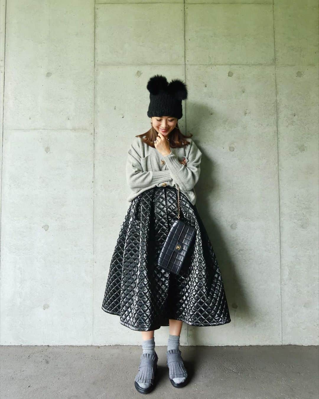 Mai Wakimizuのインスタグラム：「今夜まで予約販売中のメタリックスカート♡定番のgray×blackでまとめてみました♡カッコ良く見えるblackメタリックも、足元をgrayにするとなんだか優しい印象に。何かと合わせ過ぎなカーディガンは迷いに迷って全色コンプリート！スカートのサイズ感のご質問が多いのですが、私は160cmでMサイズです＼(^o^)／デイリーにも着れるしドレスアップにも使えちゃうこのスカート、冬コート合わせも楽しみ♡ knit:#linkable @linkable_official(web今月末発売予定.神戸popup先行発売) skirt:#linkable @linkable_official(web今夜まで予約販売.神戸popup先行発売) beanie#modiste ×#linkable (web11月発売予定.神戸popup予約販売) ------------------------------ 【popup shopのご案内】 日時:2021年10月19日(火)〜24日(日) 11:00〜18:00(24日日曜日は16:00close) 場所:gallery北野坂 神戸市中央区山本通1-7-17 WALLAVENUE3階 ------------------------------」