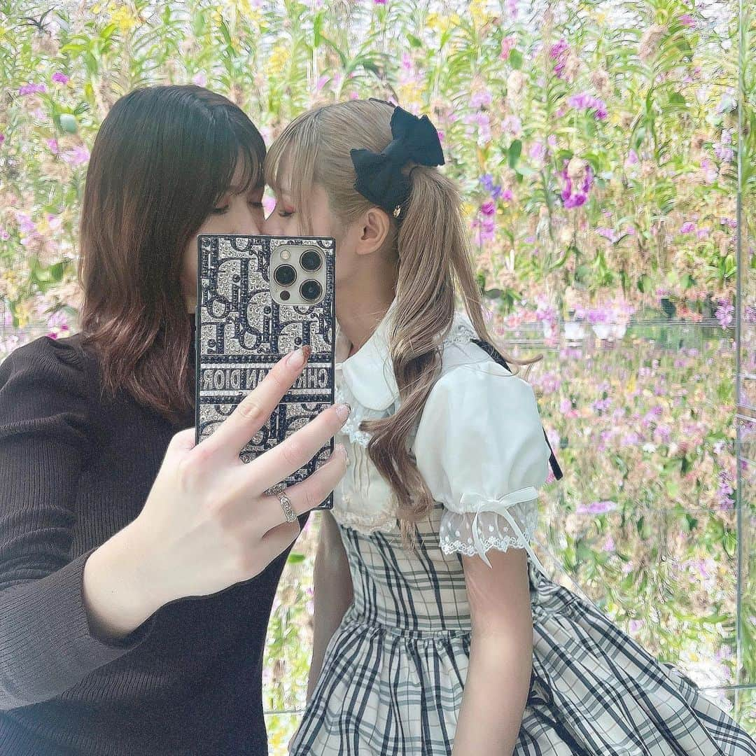 ゆうめろさんのインスタグラム写真 - (ゆうめろInstagram)「･ ･ ありすちゃんとチームラボに行ってきた🌷✨ ･ 7月にできたニューエリアの「Floating Flower Garden」 人に反応して動くお花が幻想的で美しかった💐 今はそんなに混雑せずゆっくり見ることが出来たよ😊 デートにおすすめ₍ᐢ⑅•ᴗ•⑅ᐢ₎♡ 2枚目は誰もいなかったからチューしちゃった💋/// ･ 「TeamLab Planets TOYOSU」 住所 : 東京都江東区豊洲6-1-16 アクセス : 新豊洲駅より徒歩1分 ･ @teamlab.planets  #チームラボプラネッツ #チームラボ豊洲 #チームラボ #teamlab #teamlabplanets #teamlabtokyo #豊洲 #toyosu」10月7日 12時30分 - yk.o0