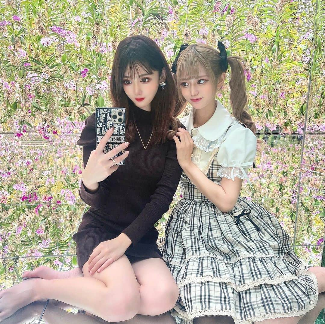 ゆうめろさんのインスタグラム写真 - (ゆうめろInstagram)「･ ･ ありすちゃんとチームラボに行ってきた🌷✨ ･ 7月にできたニューエリアの「Floating Flower Garden」 人に反応して動くお花が幻想的で美しかった💐 今はそんなに混雑せずゆっくり見ることが出来たよ😊 デートにおすすめ₍ᐢ⑅•ᴗ•⑅ᐢ₎♡ 2枚目は誰もいなかったからチューしちゃった💋/// ･ 「TeamLab Planets TOYOSU」 住所 : 東京都江東区豊洲6-1-16 アクセス : 新豊洲駅より徒歩1分 ･ @teamlab.planets  #チームラボプラネッツ #チームラボ豊洲 #チームラボ #teamlab #teamlabplanets #teamlabtokyo #豊洲 #toyosu」10月7日 12時30分 - yk.o0