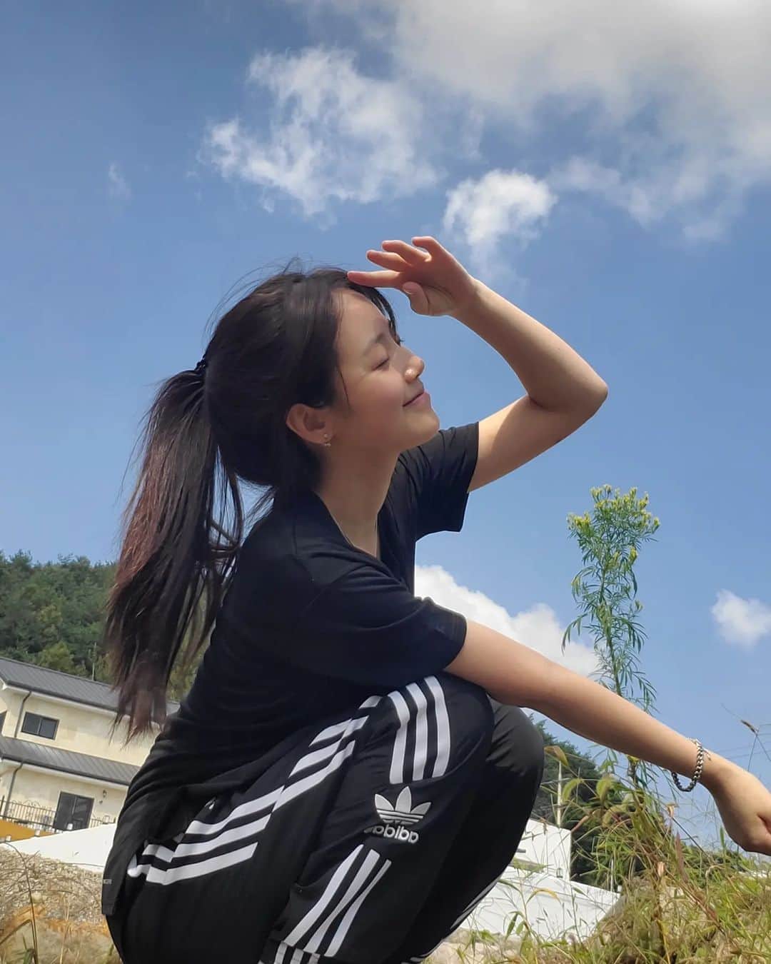 シン・ゴウンのインスタグラム：「날씨 머선129 역시 나는 날씨요정이었다  자연인되기 딱좋은곳 아침세수가 왠말이냐 너무편하다  #점심안먹었으니까아침이라고하자 #스테이미하스 #경주여행 #나영이가사준바지아주좋아알라뷰」