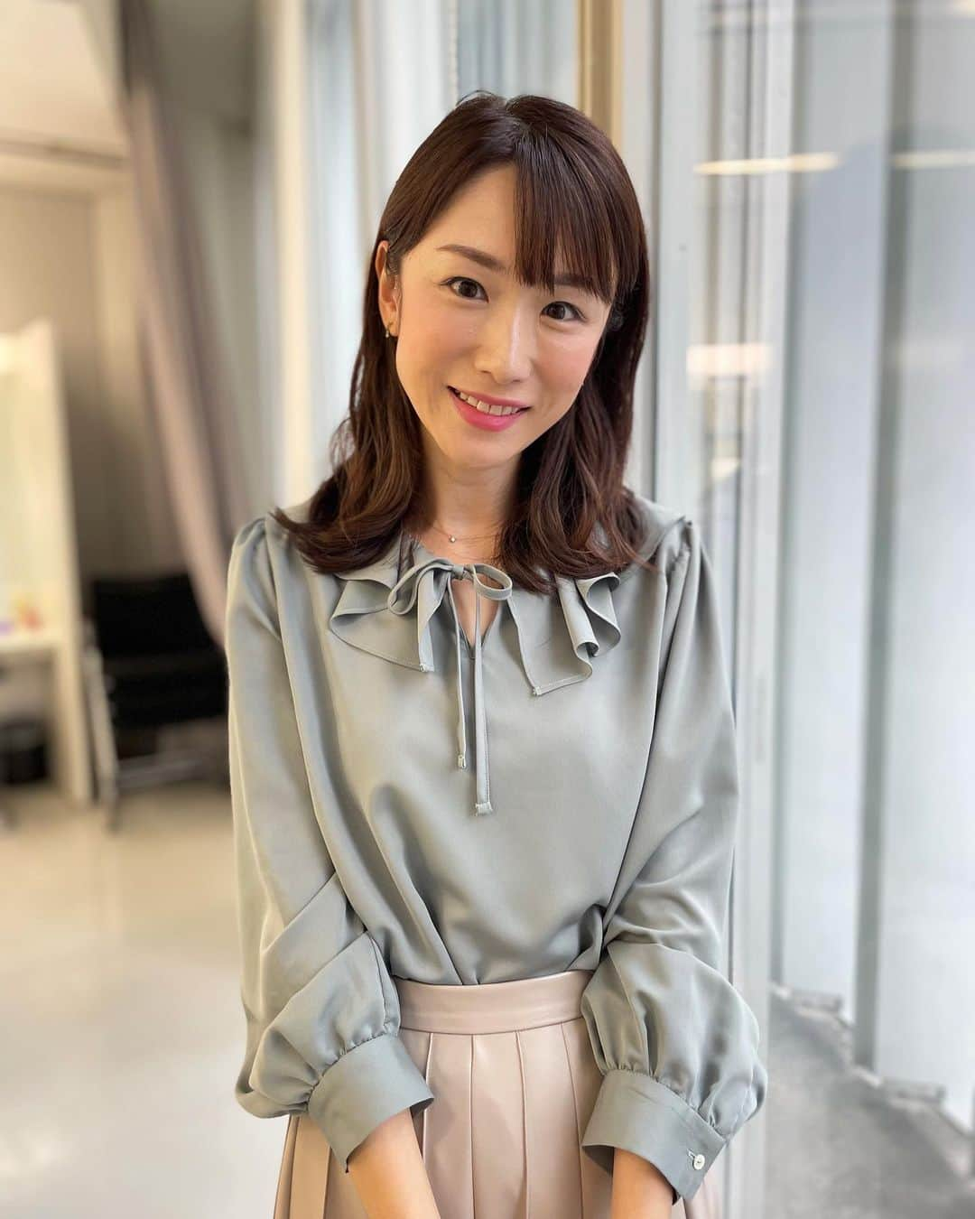 堂真理子さんのインスタグラム写真 - (堂真理子Instagram)「本日の「ワイド！スクランブル」の衣装は、  ☆ブラウス,スカート… #stola ☆アクセサリー… #ete  でした👗✨ 衣装も秋モードです🍁 明日もよろしくお願いします😊   #大下容子ワイドスクランブル #ワイドスクランブル #ニュース #テレビ朝日 #堂真理子 #アナウンサー #アナウンサー衣装」10月7日 12時57分 - mariko_do