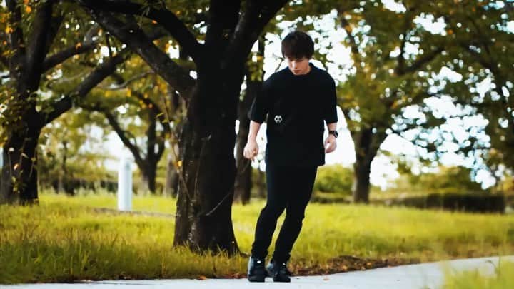 石田太志のインスタグラム：「A full autumn.  #footbag #worldchampion #performance #a7c #camera #sel85f18 #sony #sonyalpha #portrait #japan #niigata #autumn #fall #video #フットバッグ #世界一 #パフォーマンス #ポートレート #新潟 #秋 #動画」