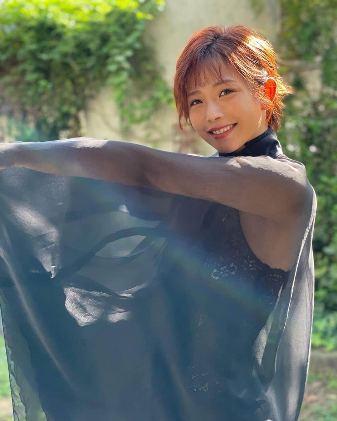 のインスタグラム：「目が最近ずっと痒いなと思っていたけどブタクサの襲来なのね👀👁👀(このときも堪えて目をかっぴらかせていたのです…原因がわかって安心💃) #アサヒ芸能 #グラビア」