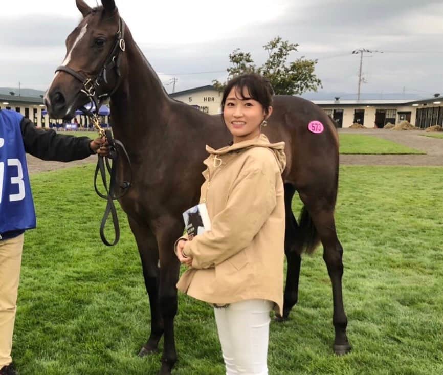 津田麻莉奈さんのインスタグラム写真 - (津田麻莉奈Instagram)「トゥザグローリー産駒🐴 ツダグローリー号が今日 園田1レースで念願の初勝利を挙げました！！！ 私に競馬を始めるきっかけをくれた大好きな馬 トゥザグローリーの産駒で 父に似て可愛い顔立ちの女の子です。  一昨年のサマーセールで出会い、 名義は某黒光り社長で お世話になっている方々の共有馬です。 私は命名権を頂きました。  私の希望で田中淳司先生にお世話になり、 落合玄太騎手とのコンビで昨年夏に ホッカイドウ競馬でデビューの日を迎えました。  その後、笠松、再び道営、園田へと移籍して 18戦目で念願の初勝利！！ スタートでは他馬と接触するような シーンもありましたが怯むことなく 4コーナーは大山龍太郎騎手が素晴らしいエスコートで インを突き、直線は後続をどんどん離しての勝利👏👏👏  完全にたまたまですが… 私の誕生日(6月6日)と同じ6枠6番で勝ちました🙀  今日はマーケットプレス前場の担当で 9時からの生放送だったため リアルタイムでは観られませんでしたが 放送を終えレース映像を観て感激………。 大好きな馬の子供でレースを勝つ夢が叶いました🥲 浦河のトゥザグローリーお父さんにも報告しに行かないと。  関係者の皆さま、本当に本当にありがとうございます。 ここまで一度も怪我や病気もなく 元気で走ってくれているのは関係者の皆さまのおかげです。 デビューしてからコロナ禍で会えていないので 一度はレースを生で観に行けるといいなと思います🏇  1枚目の写真はデビュー前エスティウィンファームさんに行かせて頂いた時の、 2枚目は一昨年のサマーセールでのものです。 3枚目以降の素敵な写真は田中一巧先生からお送りいただきました。  ああ、嬉しいなあ…  今夜17:30〜 楽天競馬LIVEです🐴 今夜は#レディスプレリュード ！ ぜひご覧ください。 ▶️https://youtu.be/Ds-9Bo8qLWs  元気が余っていたら、 楽天競馬LIVEの後に自分のYouTubeで ツダグローリーの祝勝会配信しますね🍺 (やるときはストーリーとTwitterでお知らせしますね)  #感謝 #トゥザグローリー #ツダグローリー #まりなる #津田麻莉奈」10月7日 13時49分 - tsudamarinal
