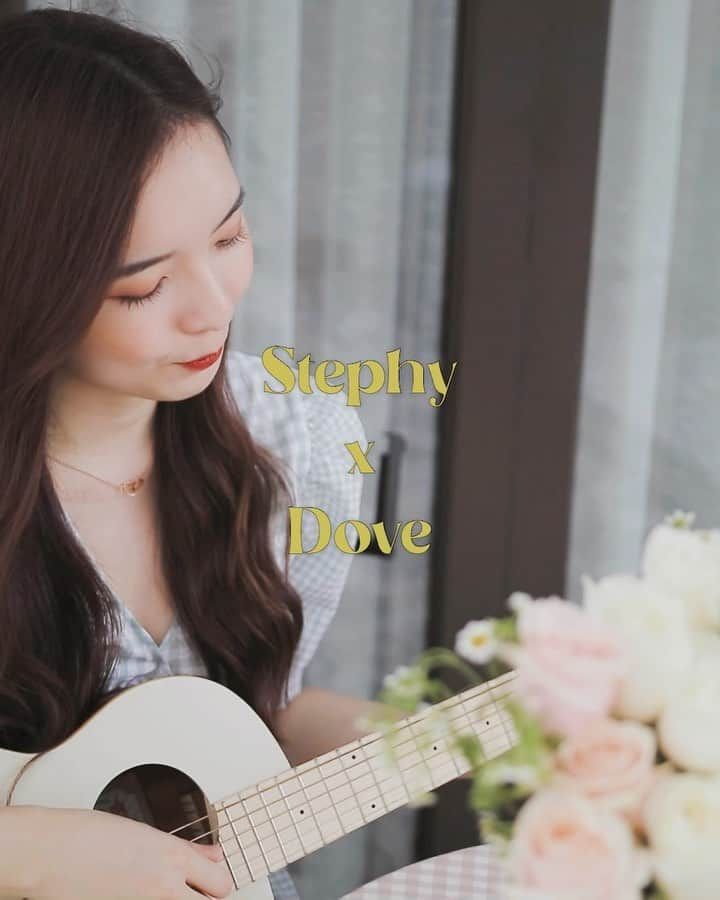 STEPHY YIWENのインスタグラム：「买一束花 那不只是花 而是浪漫 也是买给自己的浪漫🤍  Dove White Tea Blossom🌷 第一次使用花瓣制成的洗发液 不止添了浪漫 还给散发自信 心动 飘柔的感觉～  100%植物来源的雪松油+白茶提取物 花瓣还会溶解在掌心中🤍  Dove最新推出两款分别有Pink Moroccan Rose 和 White Tea Blossom 可以到附近商店或者到 @watsonsmy 网上购买哟！  #DoveMY」