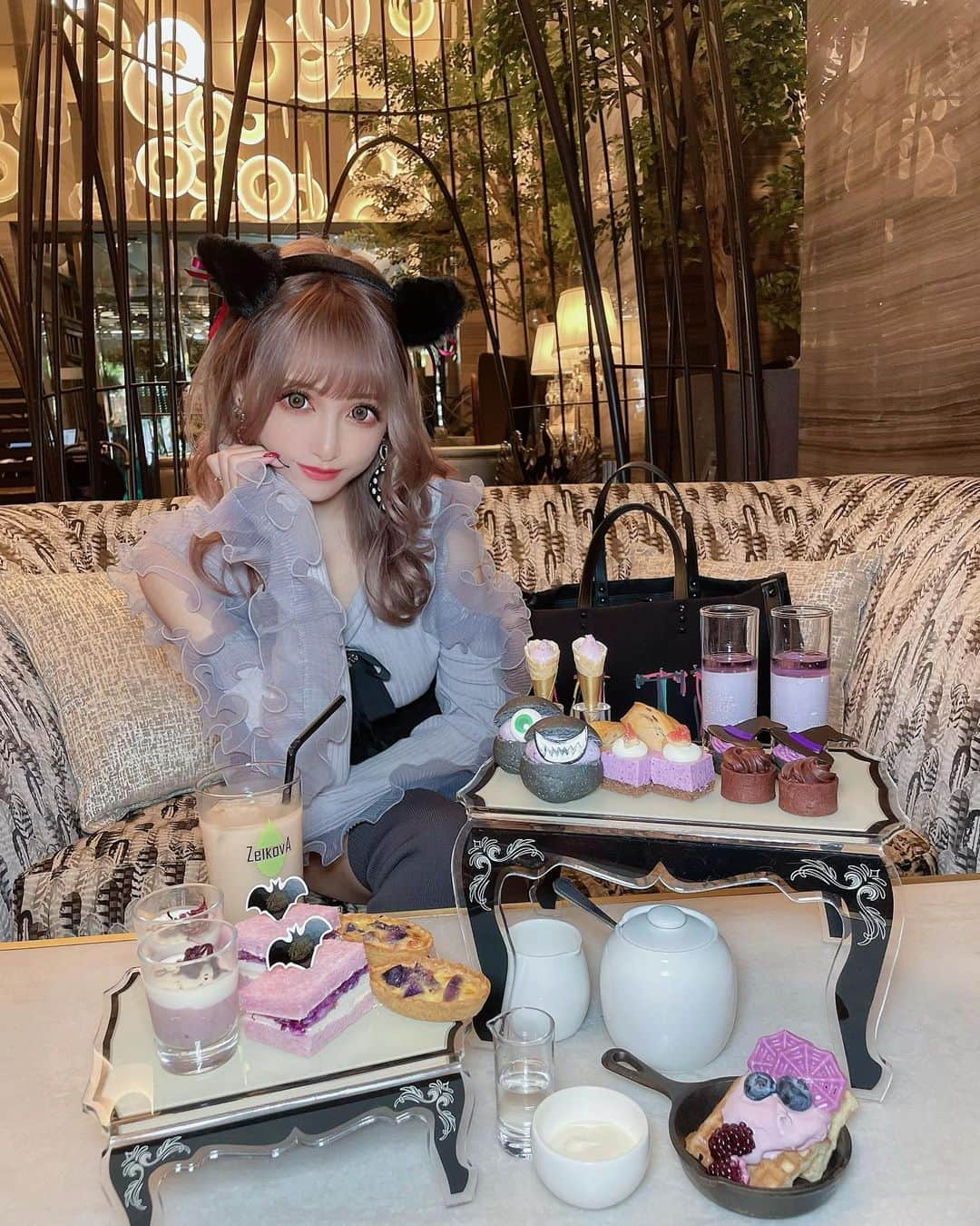 桜井莉菜さんのインスタグラム写真 - (桜井莉菜Instagram)「【 @stringsomotesandoh 】 で、バイオレットハロウィンアフタヌーンティー💜🎃🫖✨ 色合いパープルで可愛いし美味しかった💜💜💜 ハロウィンぽく @dress_sugar とコラボの黒猫のミミだけ持参してみたっ🐈‍⬛✨ お洋服は @riina_couture のお気に入りのフリルトップスに、別のリボンを付けてます🎀  #表参道#表参道カフェ#表参道ランチ#表参道アフタヌーンティー#アフタヌーンティー#ハロウィン#ハロウィンアフタヌーンティー#ザストリングス表参道」10月7日 14時10分 - rina__sakurai