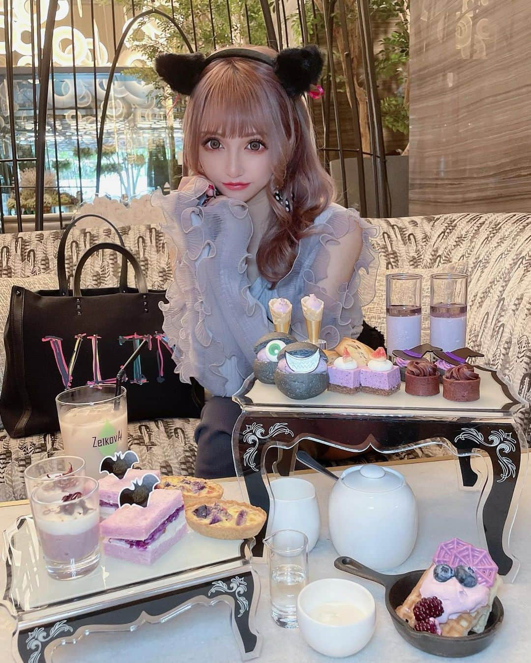 桜井莉菜さんのインスタグラム写真 - (桜井莉菜Instagram)「【 @stringsomotesandoh 】 で、バイオレットハロウィンアフタヌーンティー💜🎃🫖✨ 色合いパープルで可愛いし美味しかった💜💜💜 ハロウィンぽく @dress_sugar とコラボの黒猫のミミだけ持参してみたっ🐈‍⬛✨ お洋服は @riina_couture のお気に入りのフリルトップスに、別のリボンを付けてます🎀  #表参道#表参道カフェ#表参道ランチ#表参道アフタヌーンティー#アフタヌーンティー#ハロウィン#ハロウィンアフタヌーンティー#ザストリングス表参道」10月7日 14時10分 - rina__sakurai