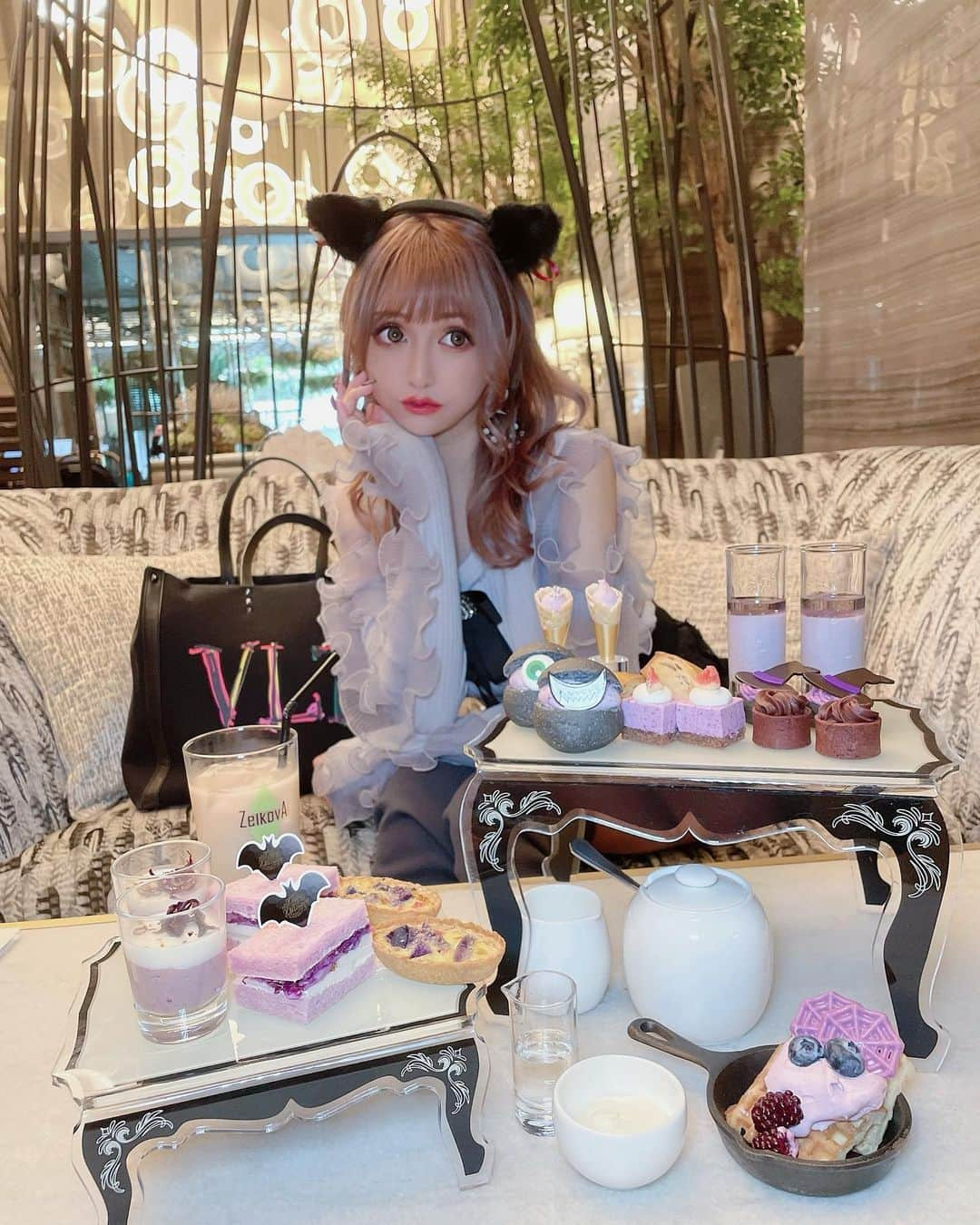 桜井莉菜さんのインスタグラム写真 - (桜井莉菜Instagram)「【 @stringsomotesandoh 】 で、バイオレットハロウィンアフタヌーンティー💜🎃🫖✨ 色合いパープルで可愛いし美味しかった💜💜💜 ハロウィンぽく @dress_sugar とコラボの黒猫のミミだけ持参してみたっ🐈‍⬛✨ お洋服は @riina_couture のお気に入りのフリルトップスに、別のリボンを付けてます🎀  #表参道#表参道カフェ#表参道ランチ#表参道アフタヌーンティー#アフタヌーンティー#ハロウィン#ハロウィンアフタヌーンティー#ザストリングス表参道」10月7日 14時10分 - rina__sakurai