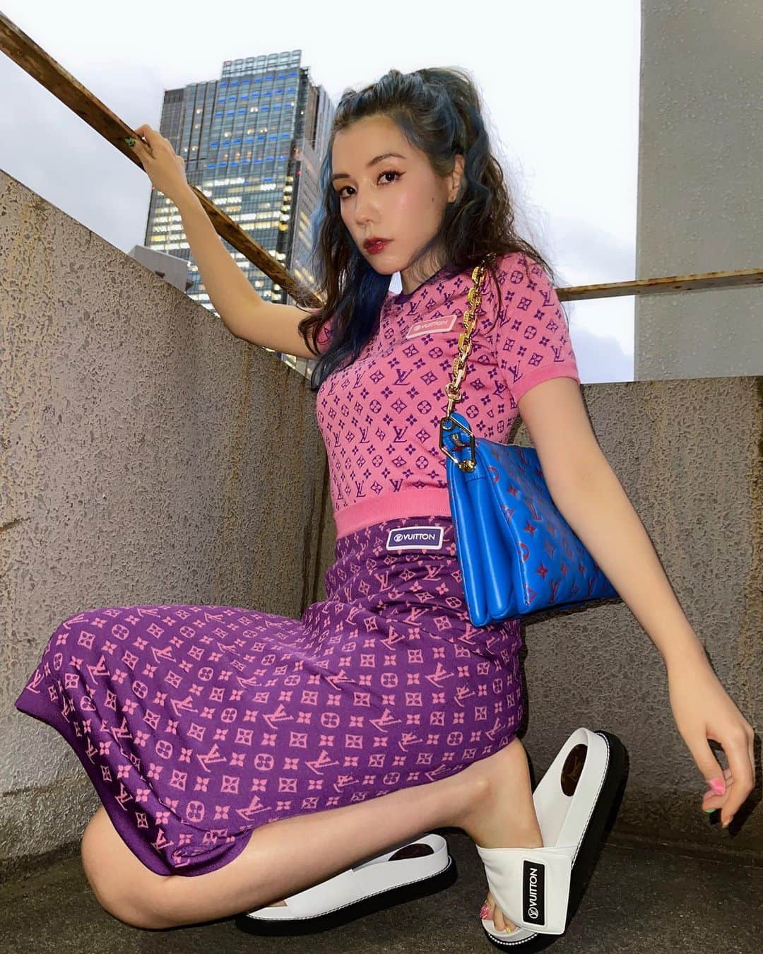 仲里依紗のインスタグラム：「髪の毛、役か何かでやってるんですかー？ってよく言われるんだけど、『ちがいます〜❣️これが本来の私で、いつもは偽りなんです〜☺️やっと本当の自分に今戻れてるってだけなんです〜☺️』って言ったらマネージャーの石田っちが隣で『そうなんですよ〜🤣』ってすかさず合いの手入れてくるところ、本当ダイスキ🤣🌈笑 さすが10年以上共に過ごしてるマネージャーさんだわ😂💗  そして本日のお召し物は 全てルイヴィトン先輩❤️ 10月6日に開催した#louisvuitton のショーがまだ公式オンラインでみれるみたいだからみんなチェックしてね😘💜💗💜💗💜  @louisvuitton @nicolasghesquiere」