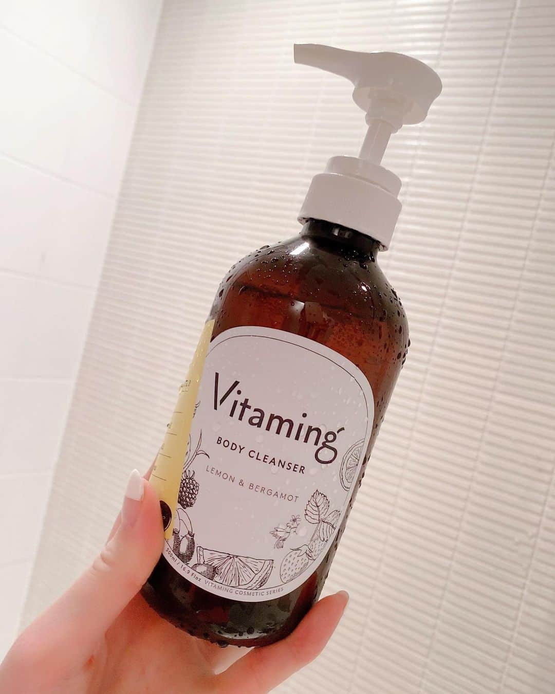 美香さんのインスタグラム写真 - (美香Instagram)「肌が喜ぶボディソープ🍋💗 ビタミンたっぷり！ すっきり洗い上がるのに、肌は潤いキープ☺️ 香りも大好きで最近のお気に入り！ ストーリーズと 楽天ルームに貼りました🍋💗 @vitaming_official」10月7日 14時29分 - mikaofficial99