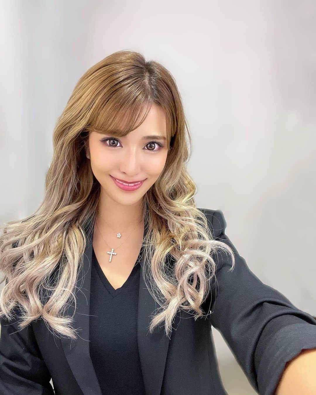 鈴木まりなのインスタグラム：「最近のこと🌹  大学生のときGPA成績上位で顕彰を受け続けて 飛び級での大学院進学を進められたけど、 早めにインターン始めて早々に内定をもらいました  「新卒で就職」に惹かれず入社式前日に入社辞退    フリーランスの仕事とDJを続けてきました🫶 最初からどこにも属さず、誰の力も借りず 自分一人で切り開いていくのは大変だけど、 やり切る自信があってこの道を選びました🧡  目標達成して時間にも余裕ができたから 新しい挑戦に🌼🌱   --------    20代のうちに企業でも働いてみたいと思ってて ビズリーチでベンチャー・大手共に内定頂きました！    IT企業で、新しいポジションで仕事してます✨️ DJとフリーランスの仕事も続けててトリプルワーク   「良い大学行ったのに結局就職もしてないのか」 ってご意見もありましたが、 水面下で全て計画通り動いてるのでご心配なく🫶    -------   コロナ禍におけるマイナスな状況でも 行動力と考え方次第でプラスに変えられる🌈   まだまだ上いける気しかしない🔥 久しぶりの近状報告でした❤️」