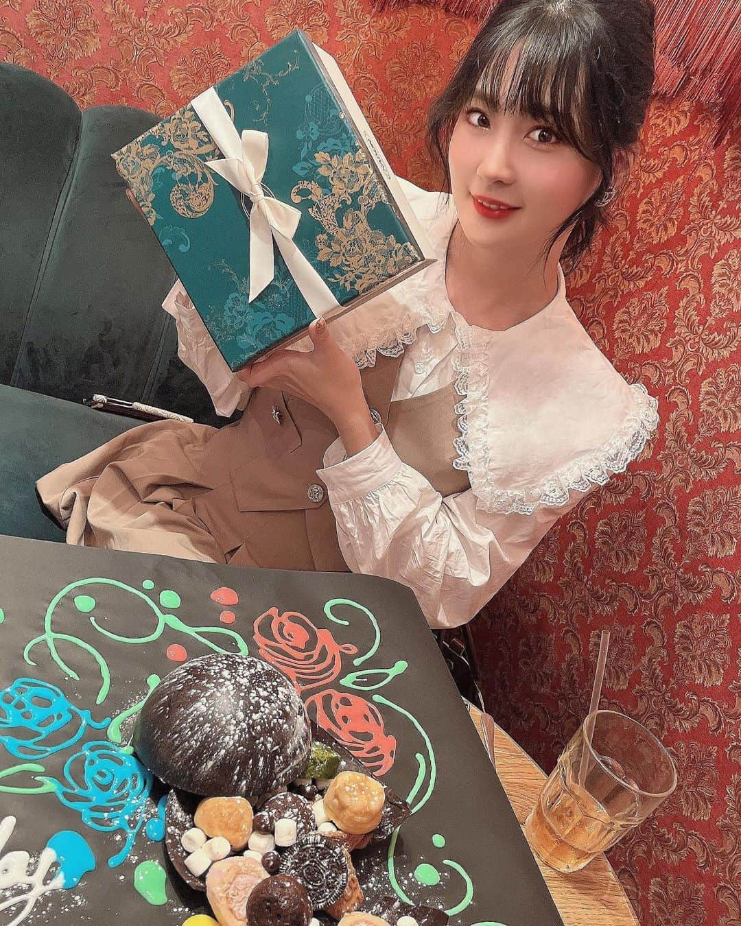 伊藤愛梨さんのインスタグラム写真 - (伊藤愛梨Instagram)「お誕生日でした🎂 皆様の応援のおかげで活動できてます…！ 本当に感謝です💕 まだまだ頑張るのでこれからもよろしくお願いいたしますっ⭐️ 今日はテーブルアートで有名な @harold_and_co でバースデーお祝いして頂きました🎂 ランチとアフタヌーンティーができて長居しすぎてしまいました…！演出がたくさんあって楽しかったです🎁 ⁡ ⁡ ⁡ ⁡ ⁡ ⁡ 10月17日(日)のはなまる撮影会 団体のみ空きありです♡ https://hanamaru-photo.com/article/8544.html ⁡ 🎃10月予定🎃 7日お誕生日🎂 17日(日)はなまる撮影会 24日(日)はなまる大阪撮影会 ⁡ ⁡ ⁡ ⁡ ⁡ ⁡ #romantictokyo#ロマンチックトーキョー#ロマンティックトーキョー#通販#夏服#夏コーデ#韓国ファッション#韓国#韓国通販#お灑落さんと繋がりたい#韓国アイドル#ワンピース#ワンピ#オルチャン　#オルチャンコーデ　#プチプラコーデ #ワンホン 　#ワンホンコーデ　#snidel #ダブルシー　#グレイル　#GRL #haroldandco #ハロルドアンドコー #表参道カフェ #テーブルアート #記念日 #happybirthday #ハッピーバースデー #サプライズ」10月7日 23時57分 - ilovely1007_