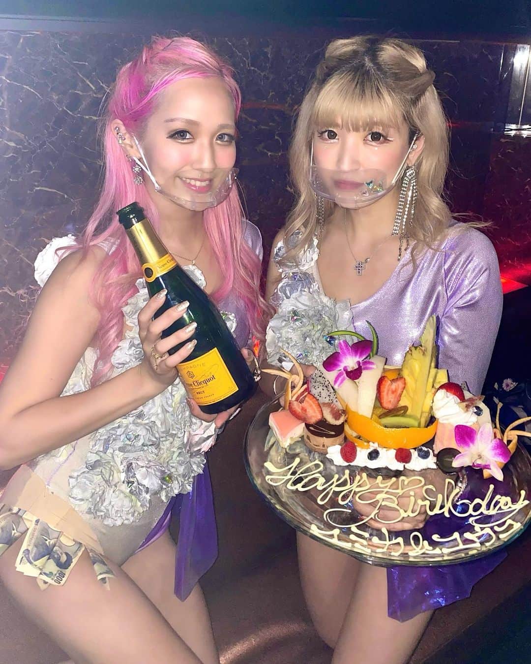 Yumikaさんのインスタグラム写真 - (YumikaInstagram)「来たる10/9マルキューーの日はゆうちんの誕生日ぃい💖💖 その名もギャルの日✌️✌️ ゆうこちゃんはお酒が弱いので私が代わりに飲みましょうか あはははは✌️😀😝  #yukoyumika #hugmeeyuko #TKnightclub #渋谷tk」10月8日 0時43分 - yuminem923