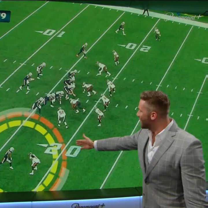 ジュリアン・エデルマンのインスタグラム：「The kid looks poised. #MacNCheese #InsideTheNFL」