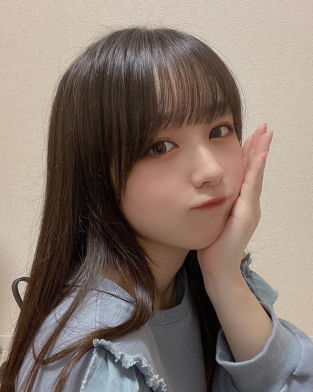 高田もものインスタグラム：「. 毎日TikTokでライブ配信してるんだけど . 楽しいね . みんなと話してる時間がとても好きだよ . ありがとう！！ . かしこ . #高田もも #かしこってなに #かしこ #instagood #instagram #スウェット #スウェットコーデ #スウェットパーカー #blueoutfit #blue #フリル #ロングヘア #ストレートヘア #前髪 #カラコン #マツパ #韓国ヘア #韓国ファッション」