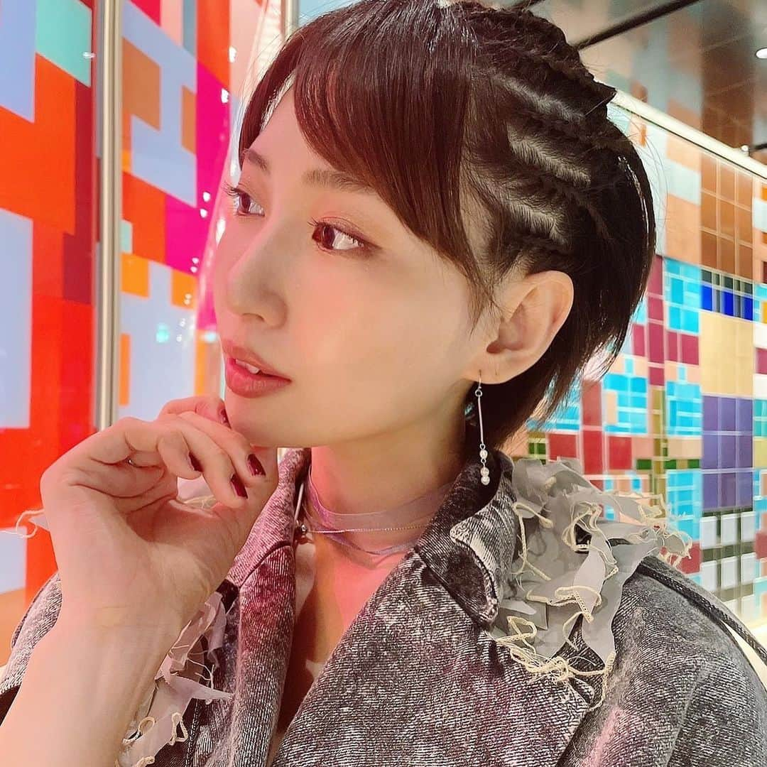 増田有華さんのインスタグラム写真 - (増田有華Instagram)「＊  久々の三部作でした  ねじねじヘアは昔を思い出します アイドルになったら一度は通る髪型😂 スタッフさんになんか懐かしいね！！って言われました👼 メイクもいつもとぜんぜん違って新鮮💖  @sayaka.atoguchi さんいつもありがとうございます🕺  ・ ・ ・ #ゆったん感 #オフショット #ピアスかわいいー！ #って言ってたら #いただきました #大切にします🐜」10月7日 16時29分 - masuyuka_official