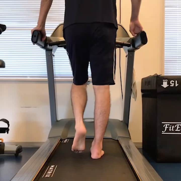 のインスタグラム：「今日からトレーニング中は装具が取れて、歩行練習も始まりました。歩行もぎこちなくスクワットも足首が硬くて今はこれが限界ですが、少しずつ良くなっている事を実感しています。焦らずコツコツやっていきます。 #アビスパ福岡 #コツコツが勝つコツ #筋トレ」