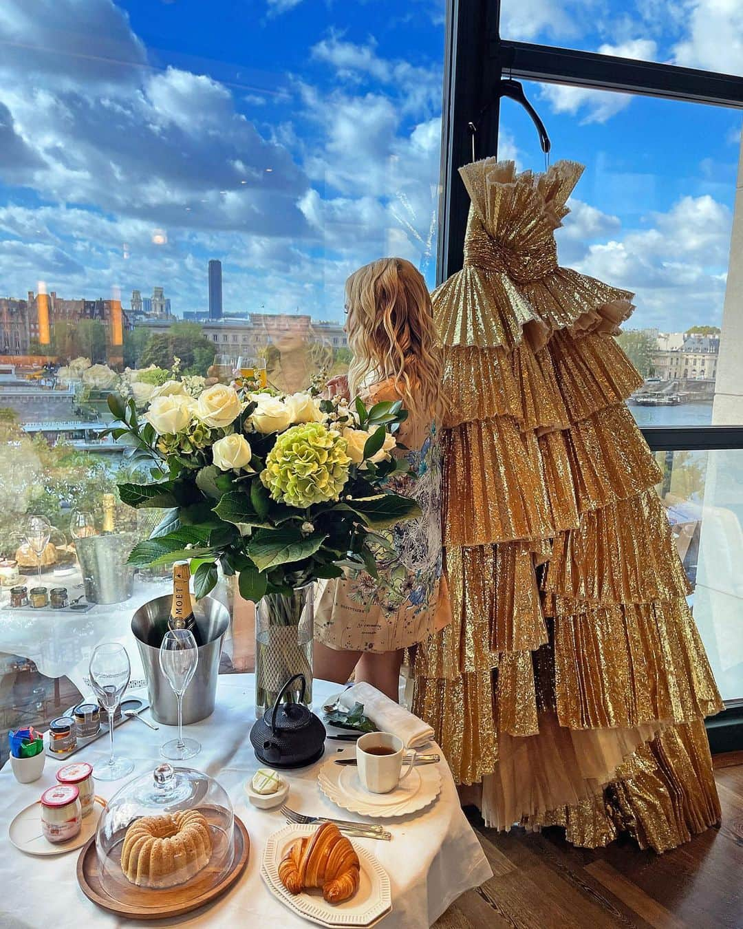 ヤナ・ルドコフスカヤさんのインスタグラム写真 - (ヤナ・ルドコフスカヤInstagram)「@georgeshobeika  fitting  and breakfast  at @chevalblancparis ✨✨✨✨💛」10月7日 16時56分 - rudkovskayaofficial