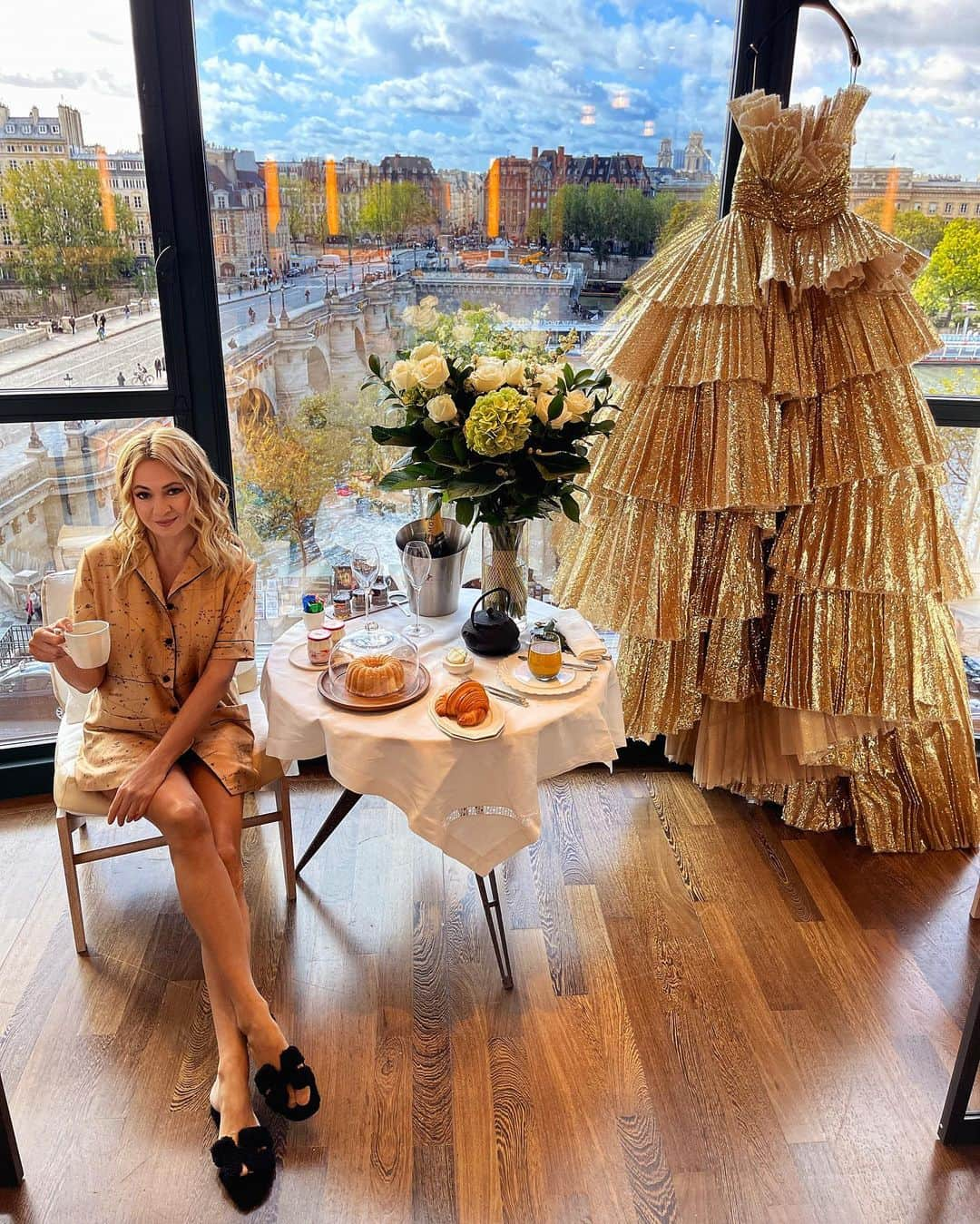 ヤナ・ルドコフスカヤさんのインスタグラム写真 - (ヤナ・ルドコフスカヤInstagram)「@georgeshobeika  fitting  and breakfast  at @chevalblancparis ✨✨✨✨💛」10月7日 16時56分 - rudkovskayaofficial