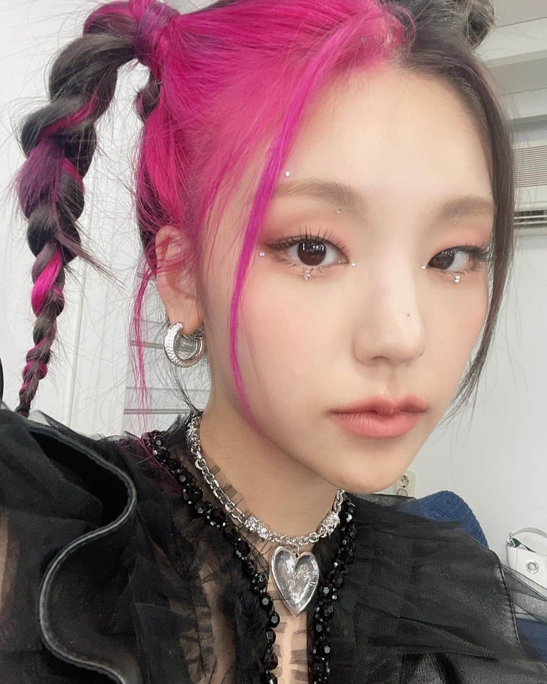 ITZYさんのインスタグラム写真 - (ITZYInstagram)「CRAZY IN LOVE🖤」10月7日 16時57分 - itzy.all.in.us