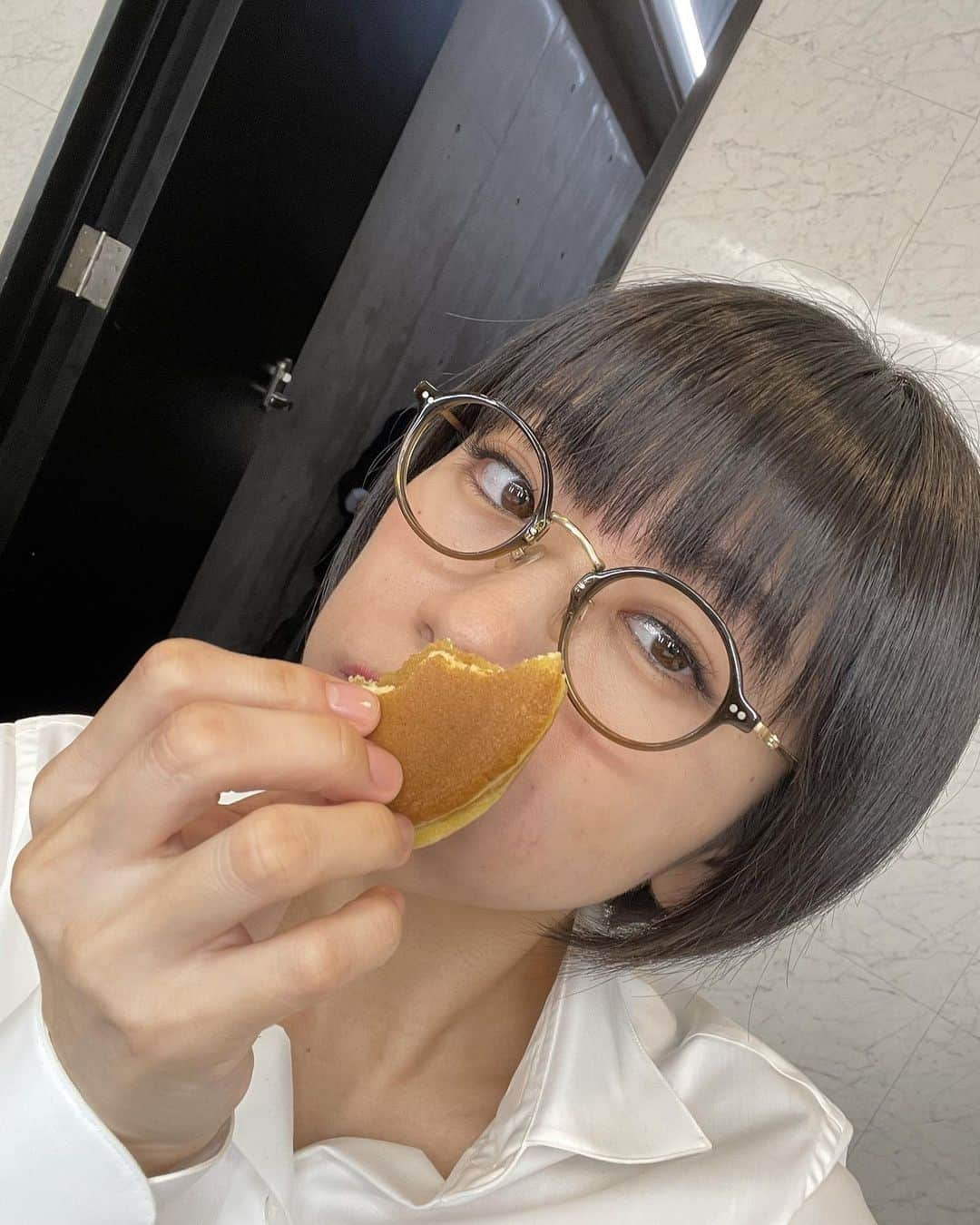 時東ぁみさんのインスタグラム写真 - (時東ぁみInstagram)「どら焼き〜☆ ・ 原型のないタイミングで撮ってしまったw 睨んでるけど、美味しかったです♡ ・ あんこより生地が好き♡ ・ #時東ぁみ #間食 #どら焼き #ケータリング #あんこ #あんこスイーツ #皮派 #美味しかった #睨んでる」10月7日 17時19分 - amitokito