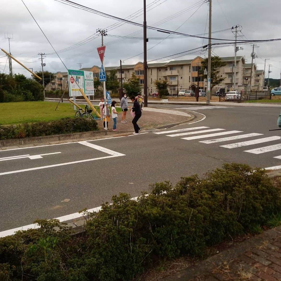 森下千里のインスタグラム：「今日は、 美里、松山、鹿島台と辻立ち。  子供たちが聞いてくれました！！  コロナ禍で大変なのは、 大人だけではありません。 子供たちの貧困や孤独にも追い打ちをかけていることは否定できません。 大人のわたしたちが頑張らないといけないと思いました。  #辻立ちクイーン #宮城五区 #日々出会い」
