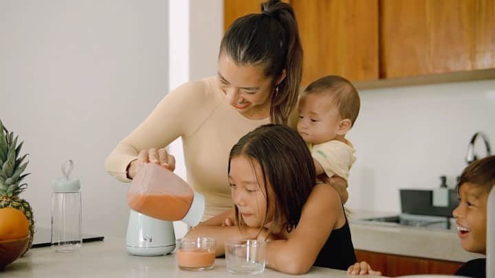 Jennifer Bachdimのインスタグラム：「@emilyandbear_id Blender Series have been part of my healthy routine. You can easily make smoothies and juices in less than 60 seconds. You can also prepare a juice to go for a whole day of nutrition. @emilyandbear_id is offering the perfect solution for you, who want to achieve a healthy lifestyle, just like #teamBachdim household . .  #GethealthywithEmily  #BlenderSeries #SolusiPeralatanElectricMasaKini #PakaiEmilyaja」