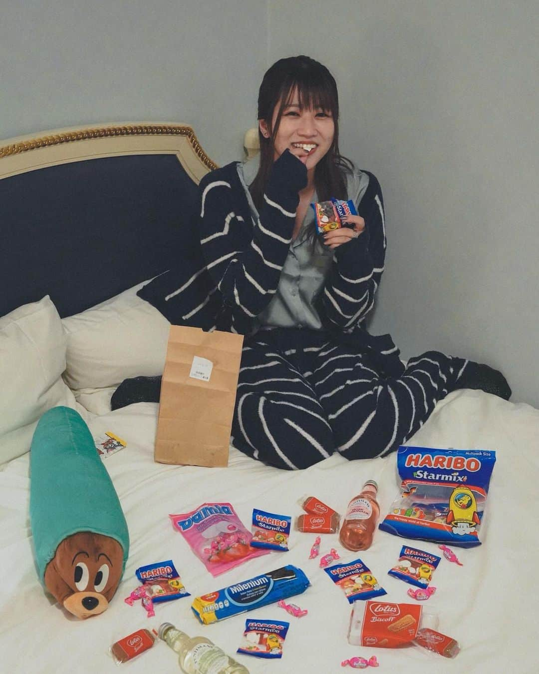 ぴろまるさんのインスタグラム写真 - (ぴろまるInstagram)「お菓子でニヤニヤ🧁 . パジャマ @gelatopique_official  . #お友達とパジャマパーティー #この日久しぶりにHARIBOを食べ #その美味しさに驚愕し #次の日からまんまとハマりしっかり買い溜めするぴろまるであったとさ #おいしまい」10月7日 17時57分 - piro__maru