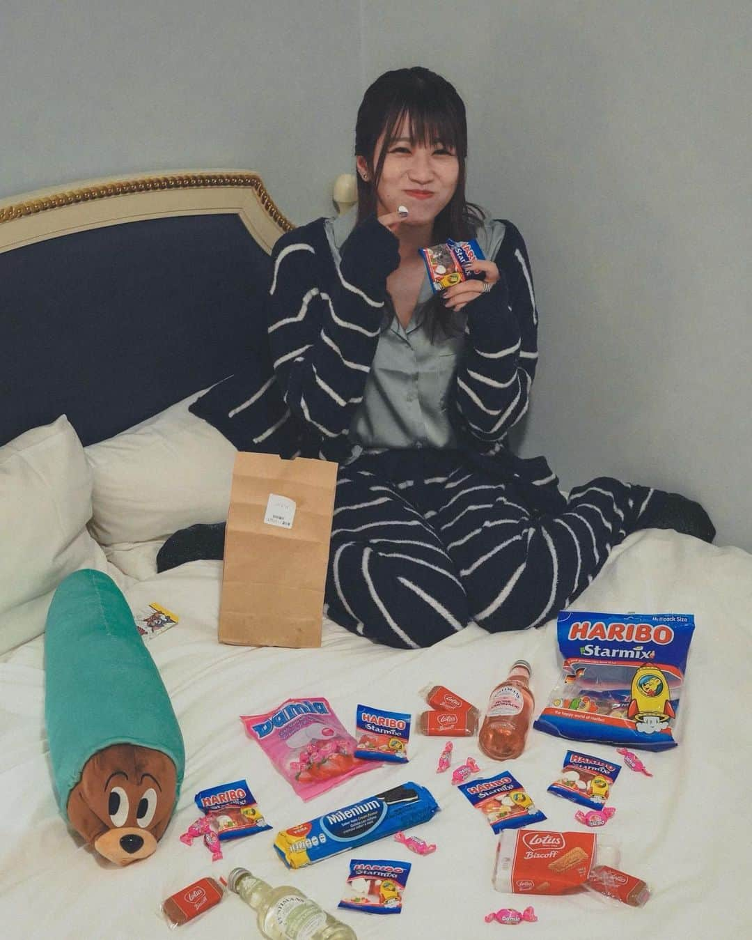 ぴろまるさんのインスタグラム写真 - (ぴろまるInstagram)「お菓子でニヤニヤ🧁 . パジャマ @gelatopique_official  . #お友達とパジャマパーティー #この日久しぶりにHARIBOを食べ #その美味しさに驚愕し #次の日からまんまとハマりしっかり買い溜めするぴろまるであったとさ #おいしまい」10月7日 17時57分 - piro__maru