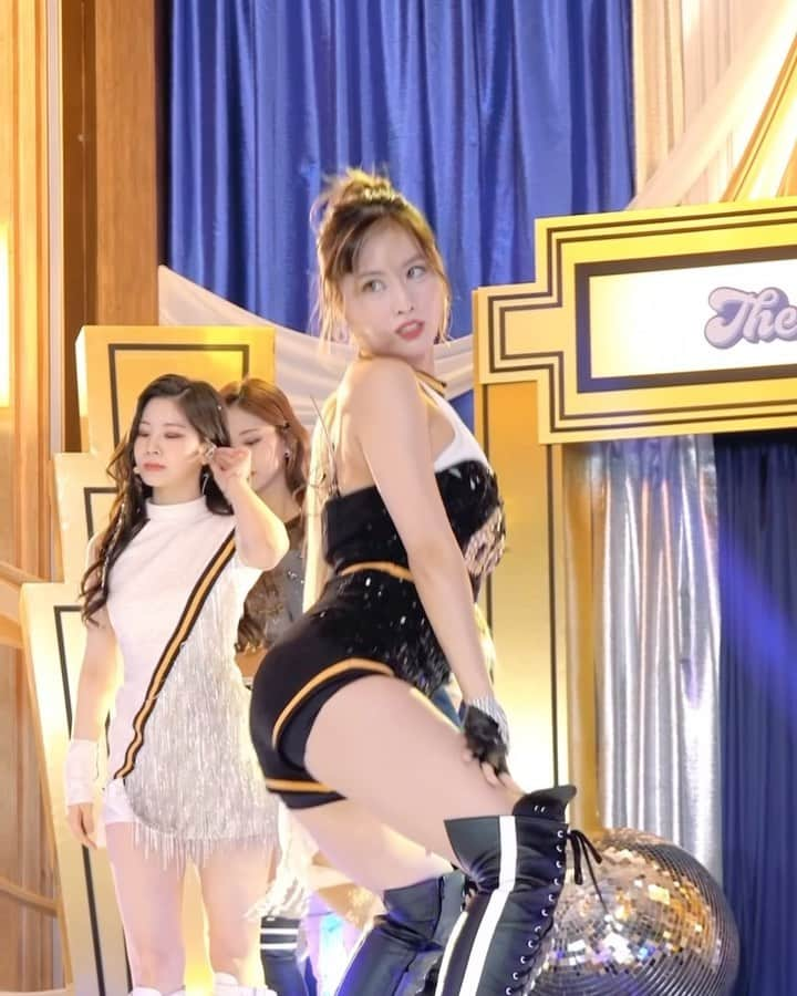 モモのインスタグラム：「♡ [Video] 211007 - “The Feels” on The Tonight Show MOMO Focus -  #MOMO #트와이스 #모모 #平井もも #もも #TWICE」