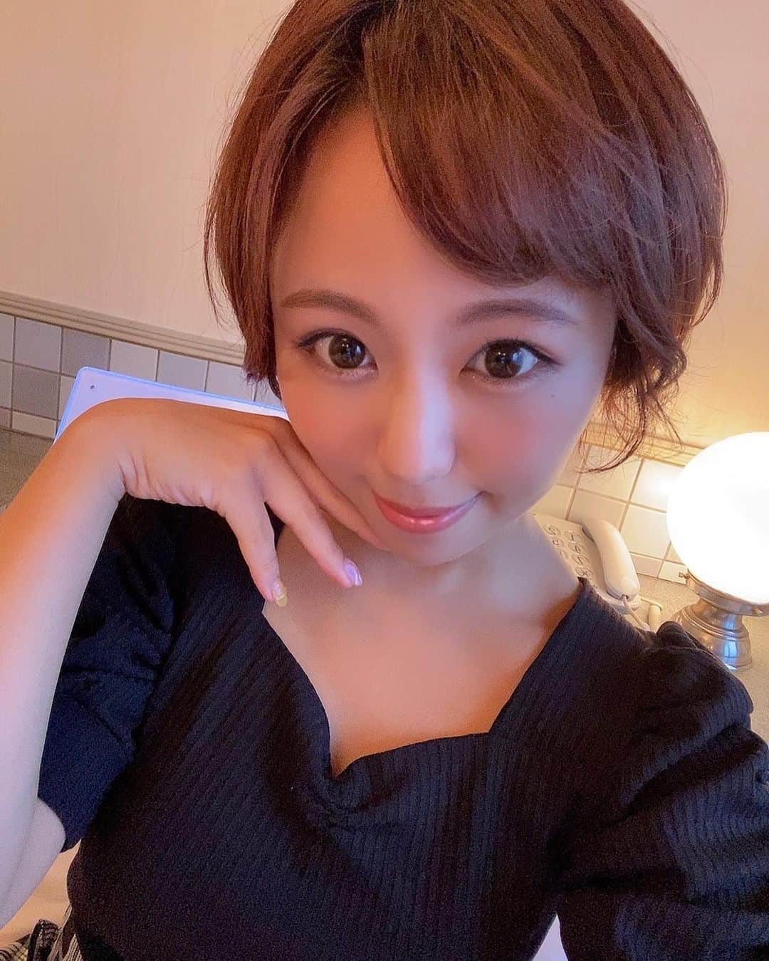 亜矢みつき（神谷充希）さんのインスタグラム写真 - (亜矢みつき（神谷充希）Instagram)「ちゃら〜ん💄✨ いつものイメージと違う🥰 #撮影#オフショット」10月7日 18時04分 - ma.yamitsuki