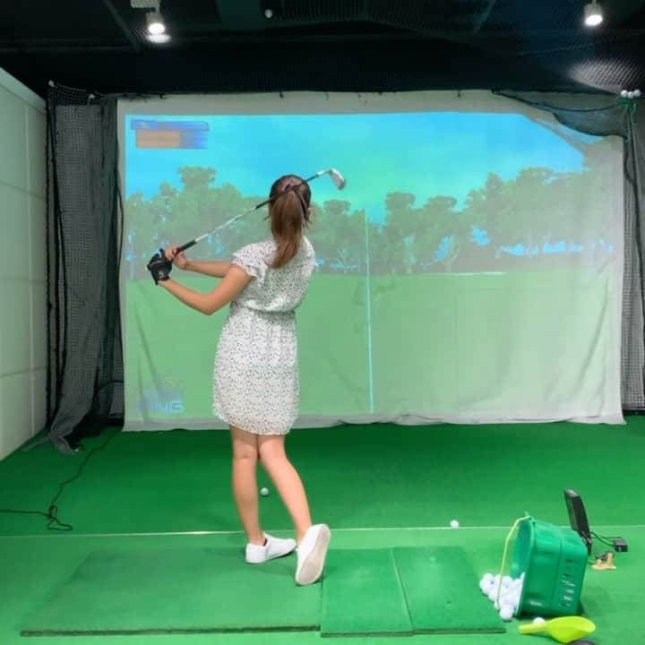 のインスタグラム：「1ヶ月前くらいのスイング🏌️‍♀️ 今と全然違う、、笑 元気いっぱい😂  今週も @gohga_golf_lesson いこーっと💓  みんなは週に何回練習してますか？⛳️ . #まいごるふ#ゴルフ#ゴルフ女子#ゴルフスイング#ゴルフウェア#ゴルフコーデ#maigolf#golf#TaylorMade#TaylorMadegolf#golfswing#golfwear#골프#골프스윙#골프중독#골프웨어」