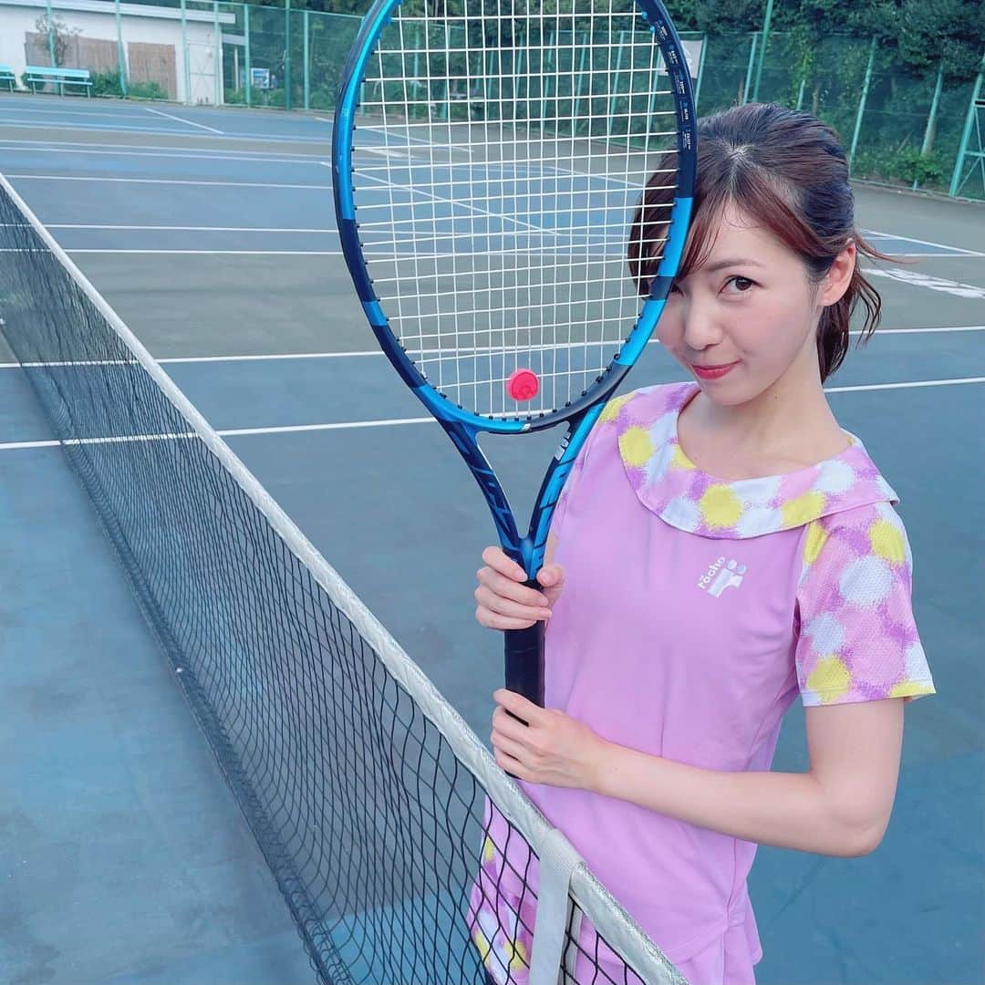川又智菜美のインスタグラム：「ラケットからひょっこり|ω･) ⁡ 写真とはあまり関係ないのですが… この間長い時間屋外でテニスの試合をしていました🎾 そのあと紫外線で目がやられたのか 涙がとまらないという事態に😭 ⁡ サングラスもちょこちょこかけてたんですが ずっとかけておけばよかった…🕶 眩しさ対策だけでなく目の紫外線対策の為にも 大事なんだなぁと思いました💦 ⁡ 夏は過ぎましたがまだ紫外線は強いので 皆さんもお気をつけください☀️ ⁡ #テニス #tennis」