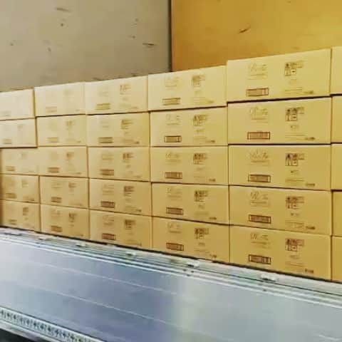 Rieco Iwaiのインスタグラム：「リファ5000個  お取引様に納品されました! これから製品の検品になります。  本当にありがとうございました。 これから冬にかけて 繁忙期を迎えます!  スタッフ一同、張り切って頑張ります!  #リファ #納品 #免税店 #日本ブランド #本当にありがとうございました」