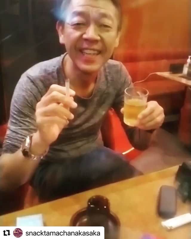 皆本麻帆のインスタグラム：「大好きなスナック玉ちゃんが再開🥲💓💓💓  #Repost @snacktamachanakasaka with @make_repost ・・・ #玉さん ご来店！ 飛沫感染対策フィルター越し！ お客様お待ちしてまーす☆  #玉ちゃん #スナック #スナック玉ちゃん赤坂店 #乾杯」
