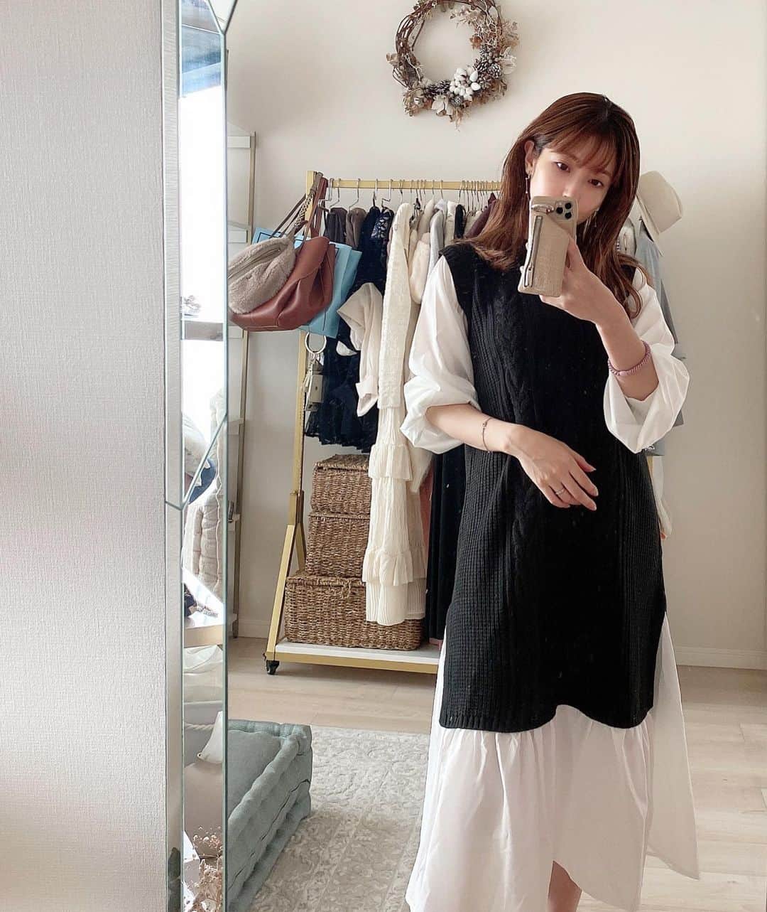 のインスタグラム：「産後1ヶ月が経ち、私がしていた事をメモとして記録したいと思います🤰！  一ヵ月検診、今の体重を産後初めて目の当たりにしました😯！ (体重に囚われるとストレスになるので自宅に帰ってからは測って居なかったのです)  産前の体重まではあと3〜4kgでした💪  この一ヶ月していた事と言うと…  ・食事は育児と母乳の為にしっかり炭水化物を食べ、消化の良いものを選ぶ。  ・子宮収縮と産後の身体の姿勢サポート目的でウエストニッパーを巻く。  ・身体の軸を整え、緩んだ骨盤を整えるために骨盤ベルトを巻く。  この3つのみでした☺️  産後すぐはとーーっても幸せな反面、慣れない事が多く身体が緊張状態で強張ってしまったり、思い通りにいかない事にストレスが溜まりやすくなりますね🥺 今まで気にならなかった事が気になったりね…😮‍💨💦  そしてホルモンバランスで骨盤が開いている事と子育ての姿勢で筋肉を硬くしていってしまい、結果、血流やリンパの流れが悪くなり、筋肉のバランスも崩れ、冷え性や新陳代謝の低下を招き、痩せづらい身体の出来上がるのだなと自分を通して感じました！🙄🙄🙄🙄🙄  リラックスする時間が取れなくても深い呼吸をして意識的に身体の力を抜くようにしたり…ウエストニッパーや骨盤ベルトを用いて姿勢を補助しながら育児をしています💪  何もしなれば腰痛、膝痛など、様々な症状が出てきますが…補助するだけで全然違う✨  ちょっとした心がけが、身体ケア、心のケアに繋がるのだなと感じた1ヶ月でした！  まだまだ身体の回復には時間がかかるので、無理せずながらダイエットでゆっくりゆっくり妊娠期間お腹が大きかった約6ヶ月くらいかけて元に戻していこうと思います♡(妊娠初期は体への負担が少ないのでカウントしてません)  そして、お洋服もうまーく体型カバーしてお尻とお腹、肩周りが気にならないものを着てみました🤫🤍 簡単お洒落で、バレないように手抜きしつつも可愛く居れたら最高だなと思って作った一枚😘  ブラックは大人気で、売り切れてしまったけれど、ホワイトがまだあります♡🙏  と言うわけでダイエットもオシャレも 無理せず自分らしく楽しみましょう♪  #産後ダイエット　#産後ママ #産後ダイエット部 #プレママ #男の子ママ」