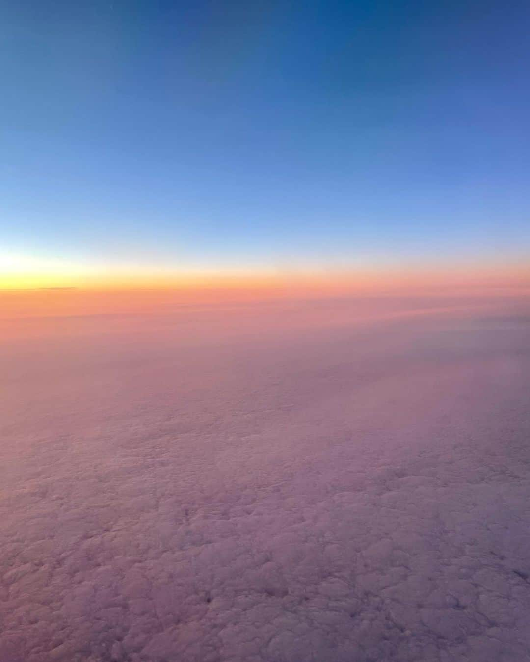 ジスさんのインスタグラム写真 - (ジスInstagram)「favourite moment from the flight ☁️」10月7日 19時13分 - sooyaaa__