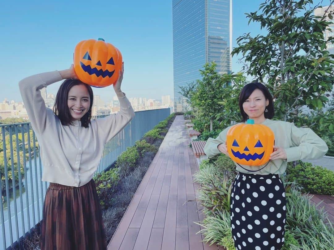 のインスタグラム：「🎃 ・ いいお天気だった今週のすまたん🥰 8階テラスがハロウィン仕様になってました🎃🍫👻 ・ ・ 生放送ならではの2秒3秒に 笑ったり悔しがったりしながらも、 ・ 今日の空綺麗だね 水彩画みたい かわいいひつじ雲がでてるよ ・ って丸田さんやお天気チームみんなで 空を楽しんでます🤍🤍 #あとカメムシとも戦ってる🤢🤮 ・ ・ すまたんのホームページで みんなの「やってみなはりたい事」 募集してます🥰 12月にむけてワクワク…❤️ #祝3000回放送  ・ 私のやってみなはりたいたい事は 昨日のオープニングでも言ったとおり 「玄関前メンバーに逢いたい！」 寒い日も暑い日も晴れてても雨が降っても 毎日顔をあわせて元気をくださってたみんなに もう1年半以上もあえてない😭 ・ こんなご時世なので 難しいかもしれないんだけど… 早く、いつか、実現させたいです🥺✨ ・ ・ ・ #すまたん #zip #お天気 #お天気コーナー  #お天気キャスター #玄関前通信 #祝3000回 #やってみなはれ #すまたん秋仕様 #ハロウィン #🎃」