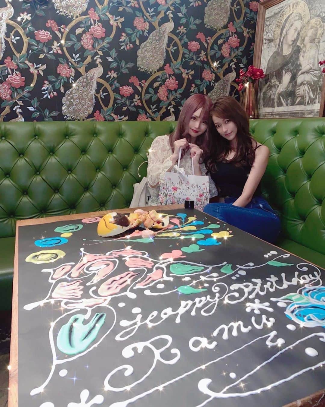 のインスタグラム：「久々のしぴたんとランチ🍒 そしたらなんと！ サプライズで祝ってくれた〜🥺 幸せすぎて泣いた( ᐡ•̥ •̥ᐡ )‬💕 ⁡ 誕プレまでありがとう⸝⸝⸝ 大事に使わせてもらうね😘 ⁡ お店は @solomons_harajuku 🌈 素敵なサプライズありがとうございました💜 料理もデザートも美味しかったです😋 最後の最後まで...❣️ とっても嬉しかったです(˘•̥-•̥˘) ⁡ どんなときも友だち思いで 優しいしぴたん大好きやよ💗 ⁡」