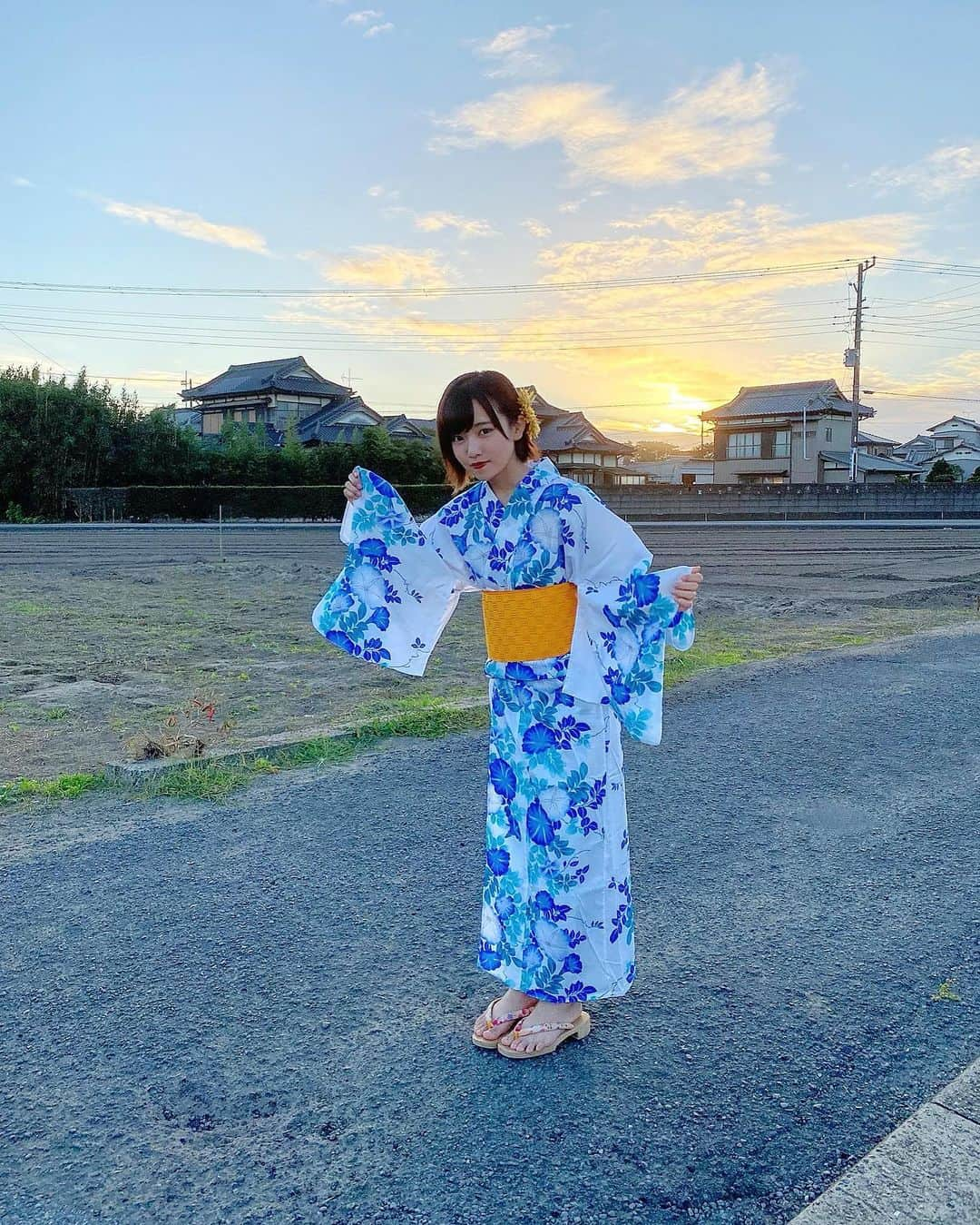 香月杏珠さんのインスタグラム写真 - (香月杏珠Instagram)「・ ・ ・  今年の夏は沢山浴衣着ました👘𓂃 𓈒𓏸𑁍‬  ぜーんぶ活動関係やお仕事だけど😂笑  通販用のチェキに浴衣きたり、 ライブの物販で浴衣きたり、 この前の撮影で二種類も浴衣着ました😳！  しかもこの浴衣でDVD撮影のシチュエーションで花火もしたよ🎇🎇  だから12月発売の新作では少し遅れた私との夏を過ごせるよ🎐𓈒 𓂂𓏸  まだ花火してる写真とか、もう1着の浴衣のオフショもあるからまたあげるね‪ 𓈒𓏸   #グラビア  #グラビアアイドル  #浴衣  #浴衣女子   #お仕事で春夏秋冬を楽しむことが多いです  #みんなは夏らしいことした？」10月7日 19時31分 - anjyu_neko